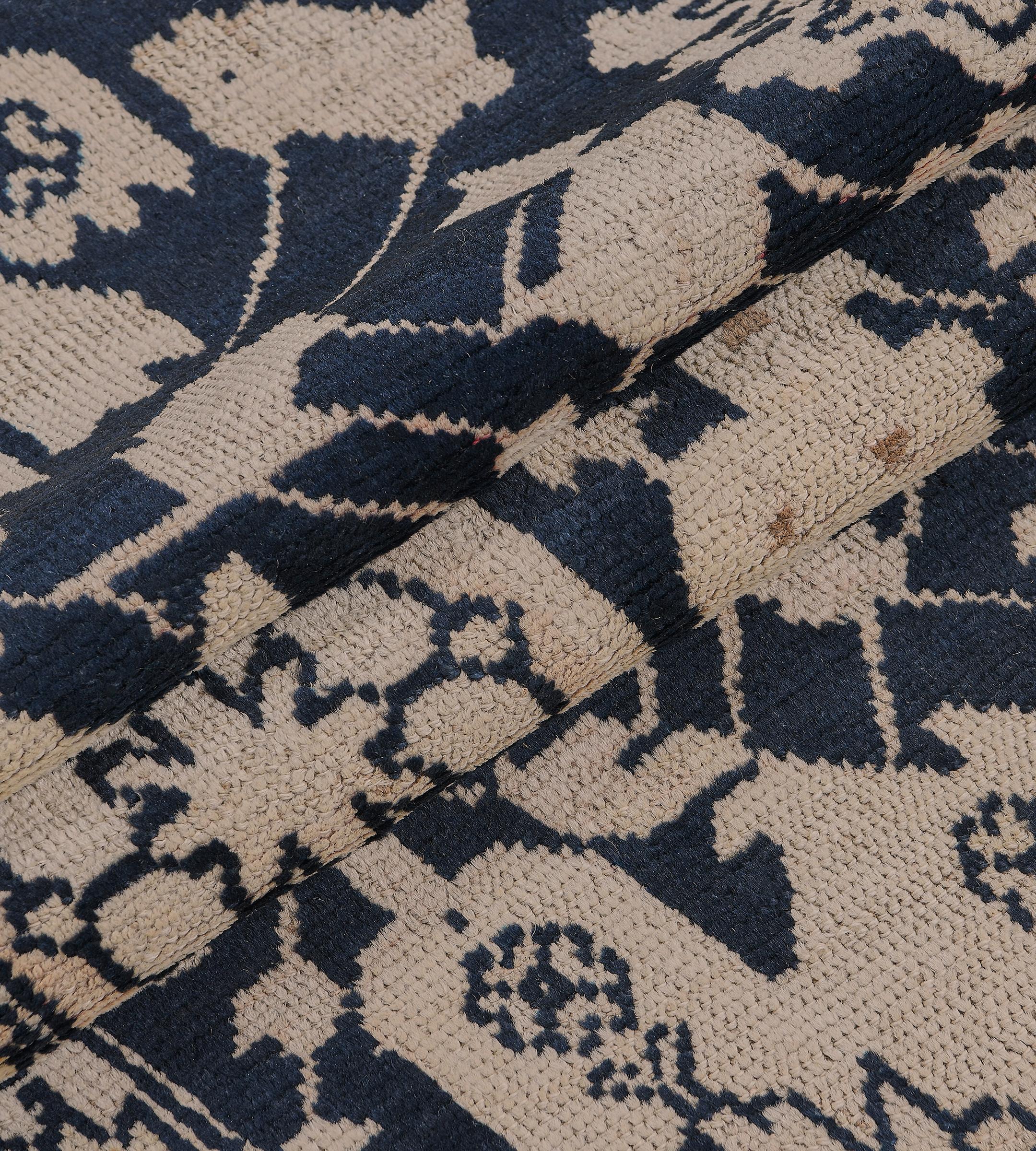 Antiquités Circa-1900 Chemin de table en laine nouée à la main avec motifs floraux du Karabagh en vente 1