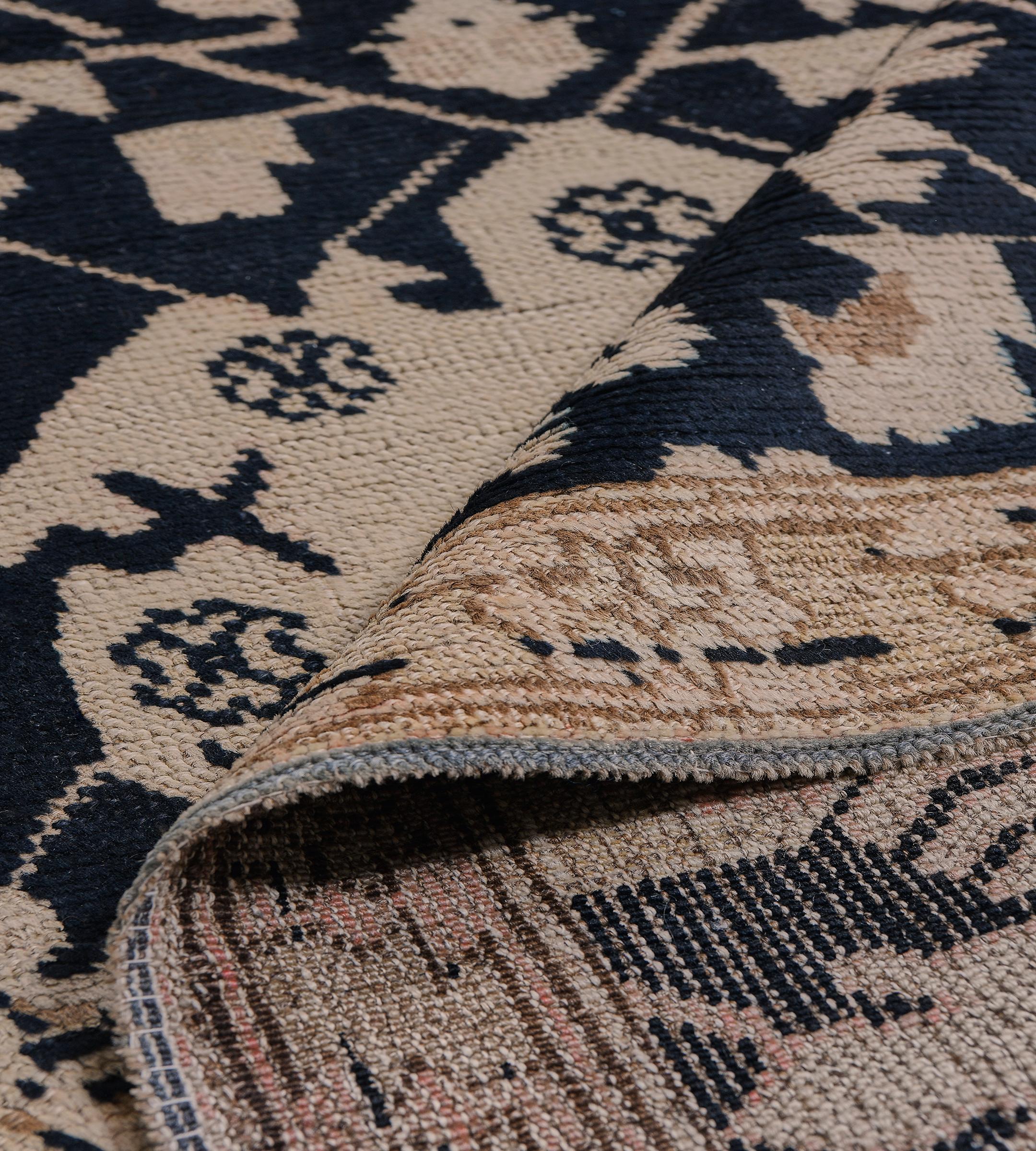 Antiquités Circa-1900 Chemin de table en laine nouée à la main avec motifs floraux du Karabagh en vente 2