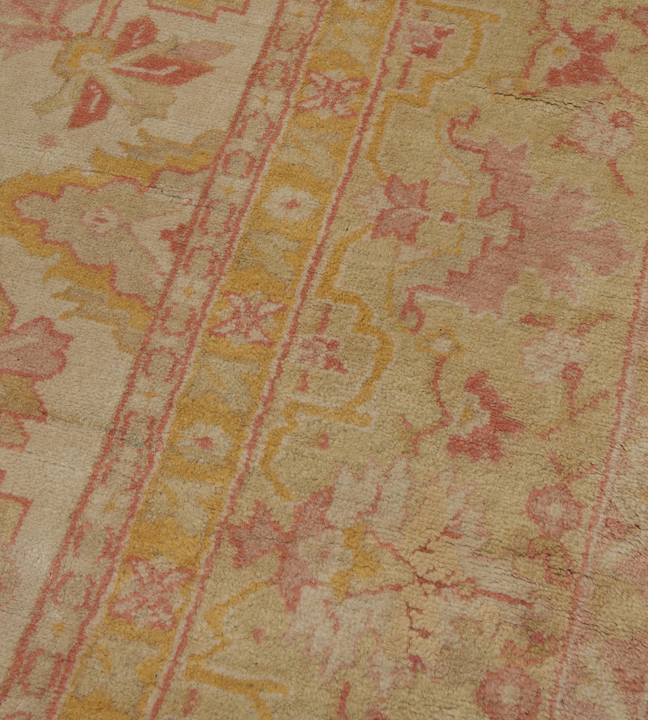 Antico tappeto Oushak oversize in lana rosa e giallo con fiori, del CIRCA 1900 in vendita 4