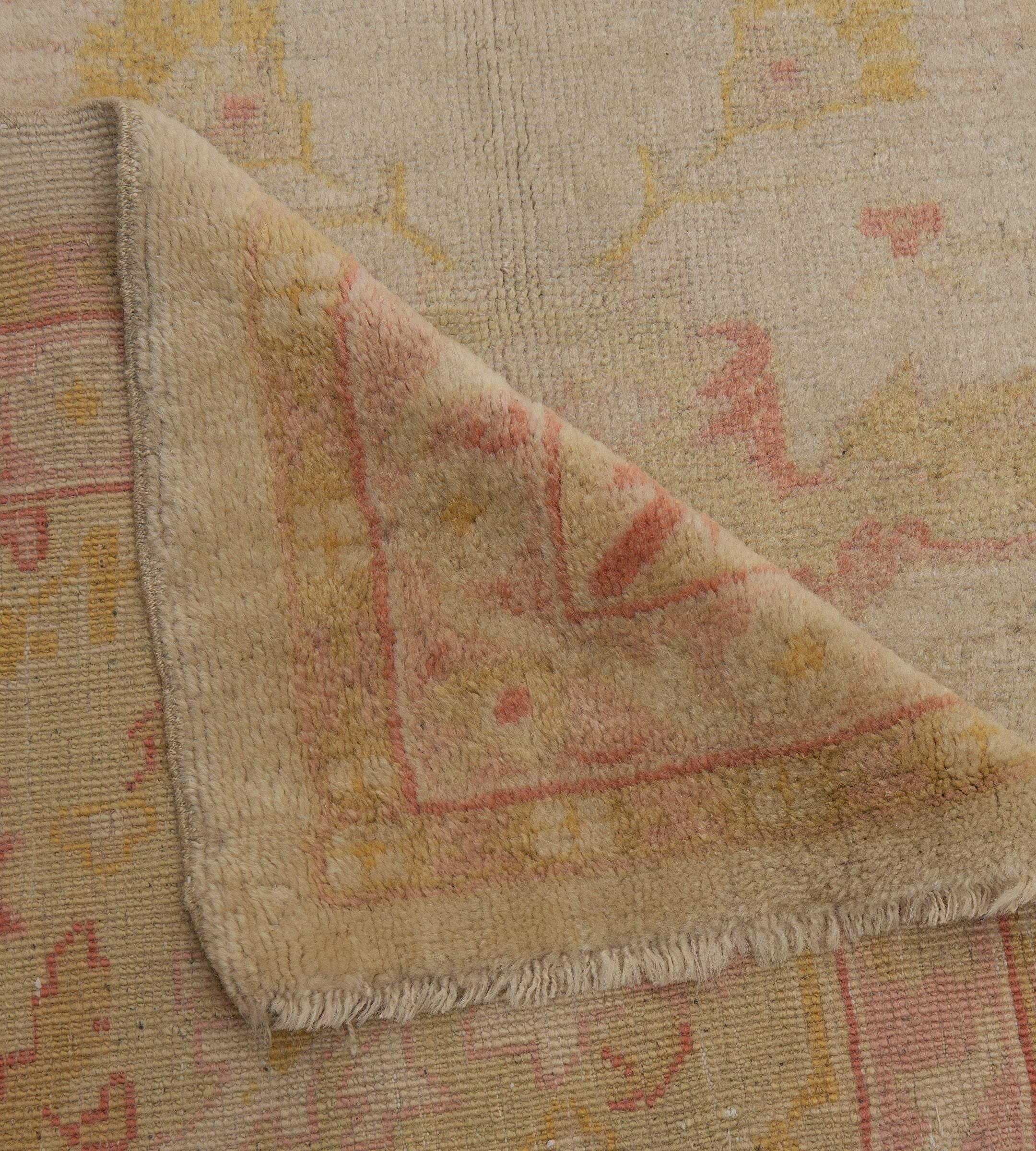Antico tappeto Oushak oversize in lana rosa e giallo con fiori, del CIRCA 1900 in vendita 5