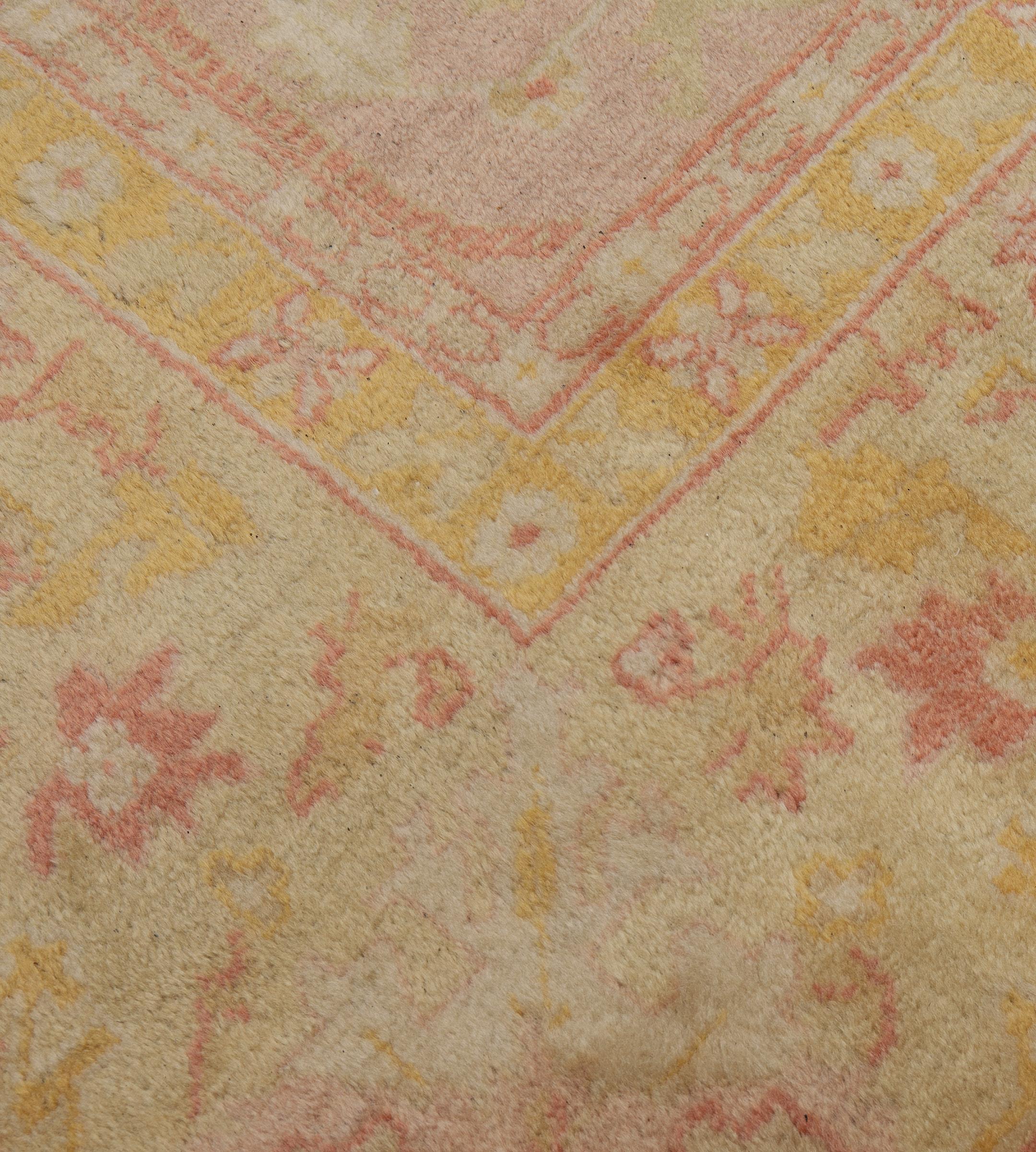 Turco Antico tappeto Oushak oversize in lana rosa e giallo con fiori, del CIRCA 1900 in vendita