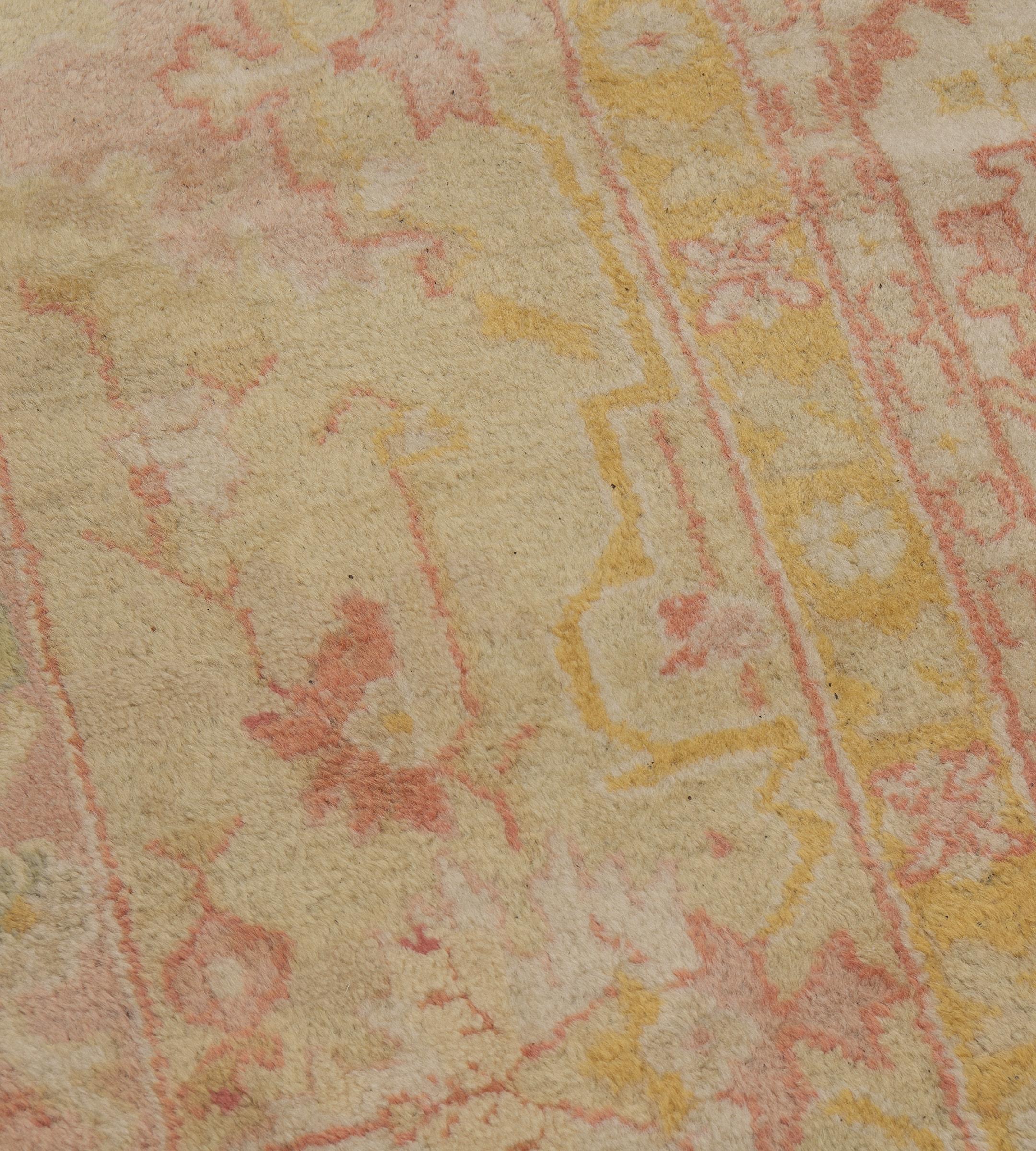 Annodato a mano Antico tappeto Oushak oversize in lana rosa e giallo con fiori, del CIRCA 1900 in vendita