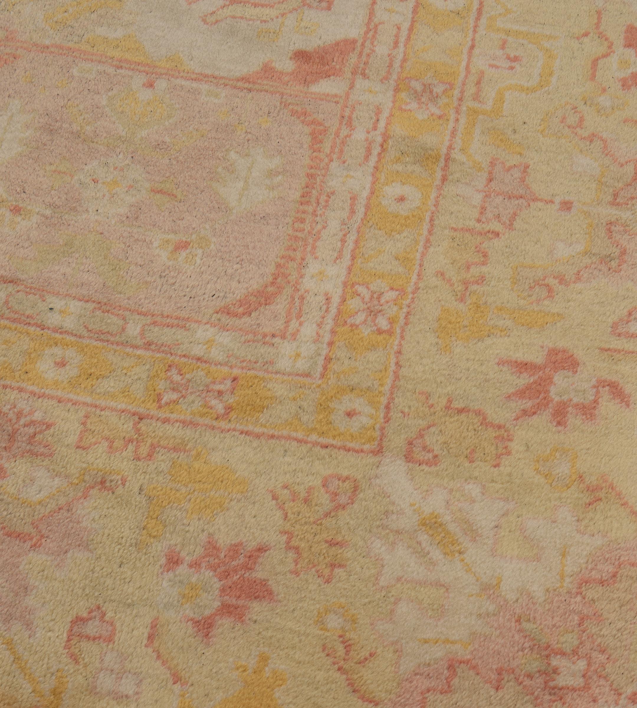 XX secolo Antico tappeto Oushak oversize in lana rosa e giallo con fiori, del CIRCA 1900 in vendita