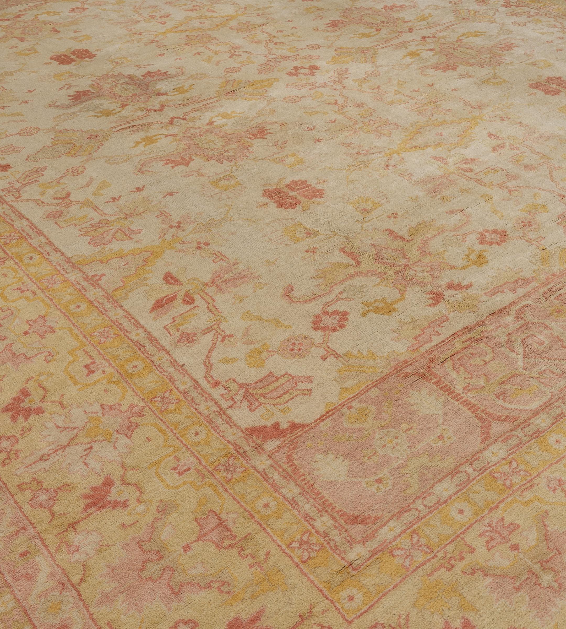 Antico tappeto Oushak oversize in lana rosa e giallo con fiori, del CIRCA 1900 in vendita 1
