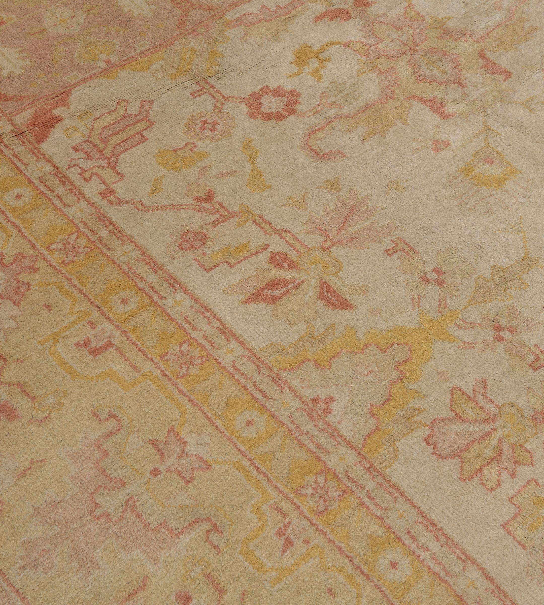 Antico tappeto Oushak oversize in lana rosa e giallo con fiori, del CIRCA 1900 in vendita 2