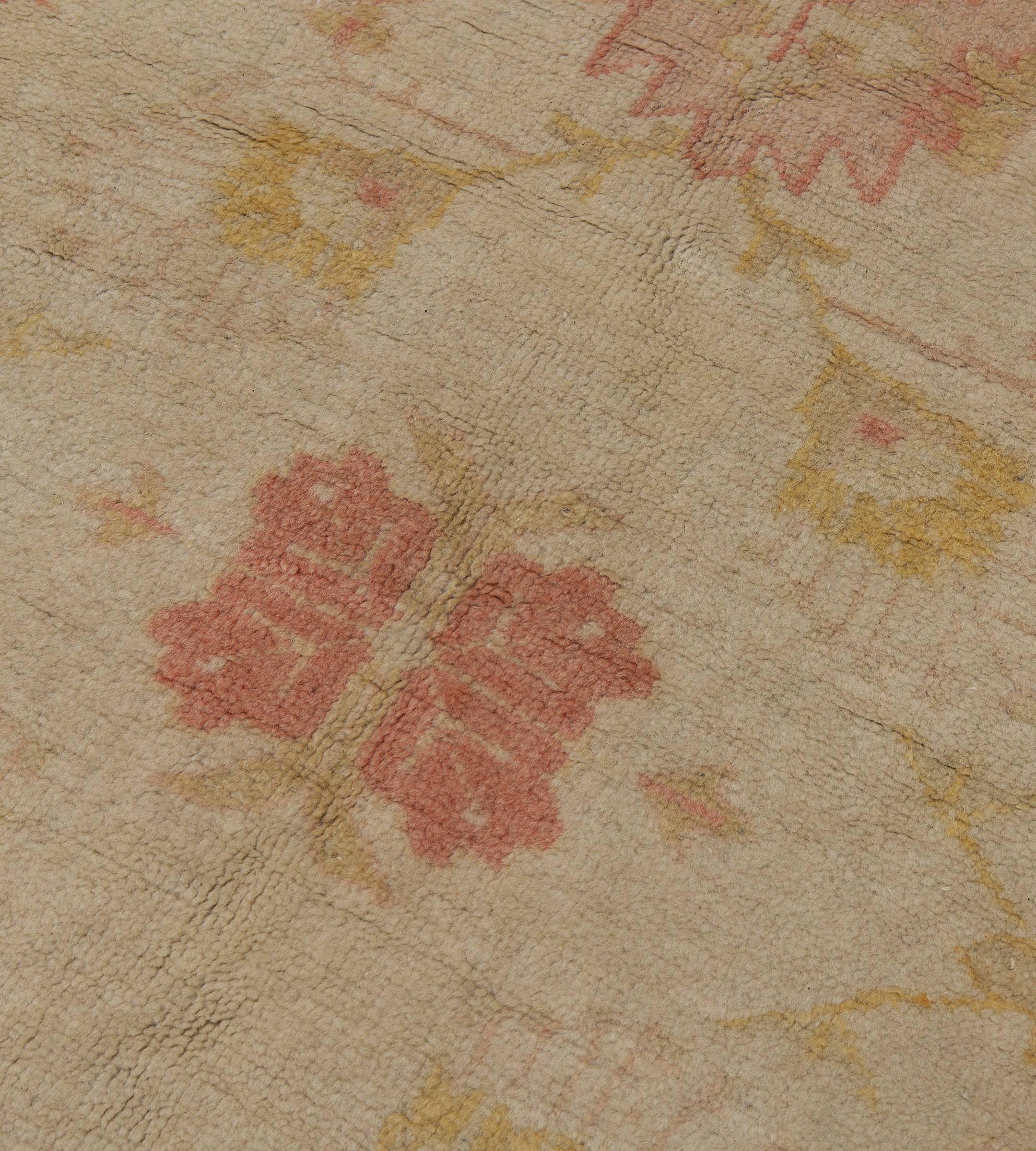 Antico tappeto Oushak oversize in lana rosa e giallo con fiori, del CIRCA 1900 in vendita 3