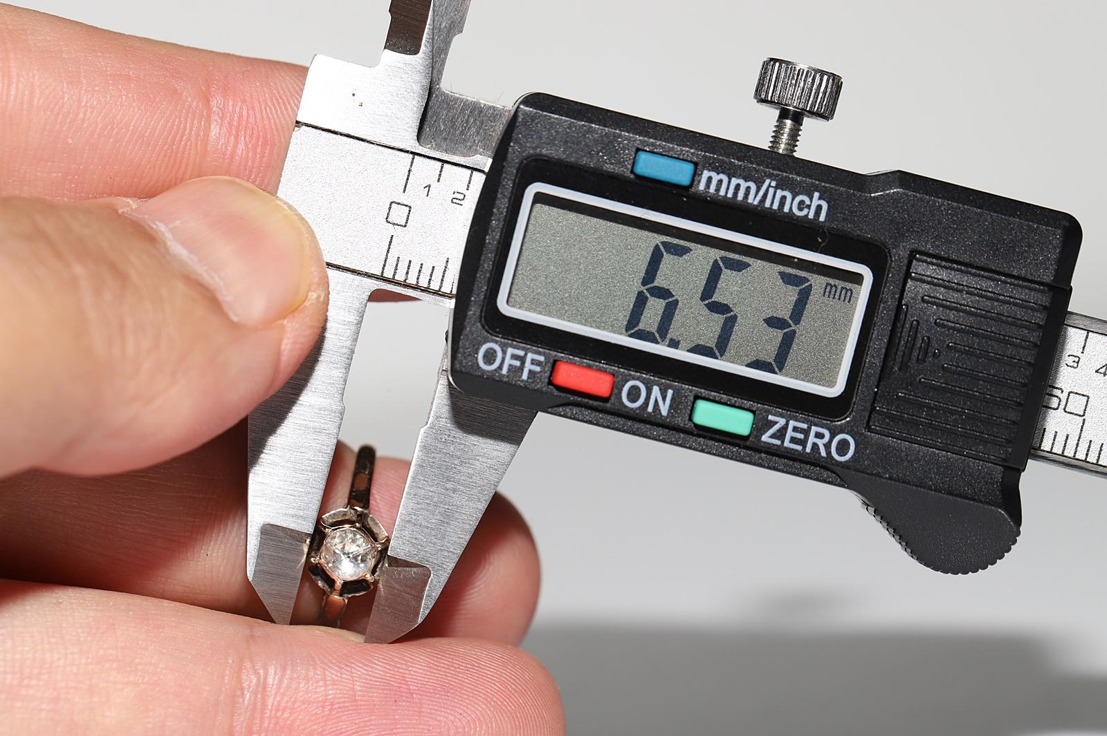 Bague solitaire ancienne des années 1900 en or 10 carats avec diamants naturels taille rose en vente 5