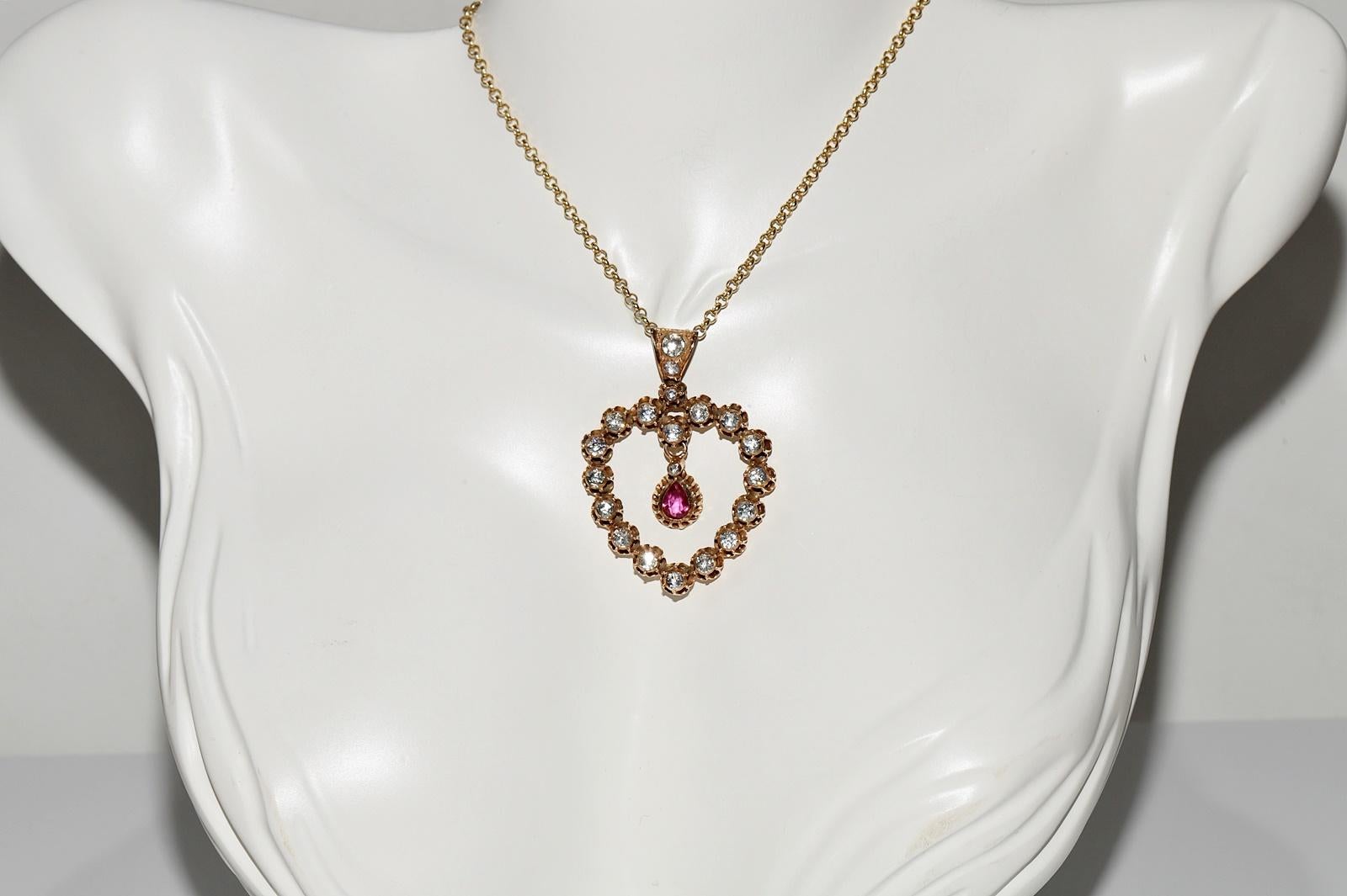 En très bon état.
Le poids total est de 14,7 grammes.
Le diamant est de 2,70 ct.
Le diamant est de couleur H-I et de pureté vs-s1-s2-s3.
La longueur totale de la chaîne est de 45 cm.
La chaîne est en or 14k.
N'hésitez pas à nous contacter pour toute