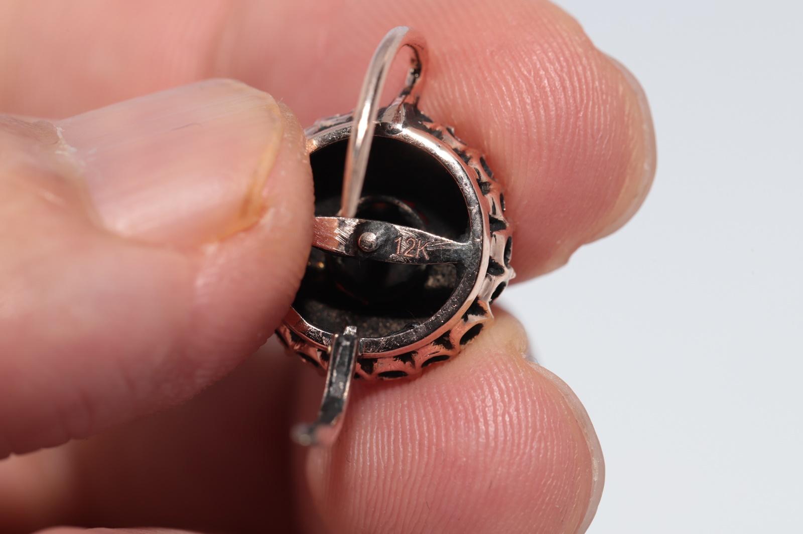 Antiguo Circa 1900s Pendiente de Oro de 12 quilates decorado con diamantes naturales talla rosa en venta 6