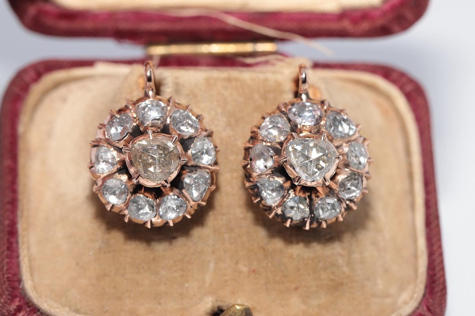 
En muy buen estado.
El peso total es de 6 gramos.
Totalmente es diamante talla rosa 3 ct.
El diamante es de color H-I-J y claridad s1-s2-s3-Pique 1.
Clips parte 8k Oro.
La parte del cuerpo Oro de 12 quilates.
La caja no está incluida.
Ponte en