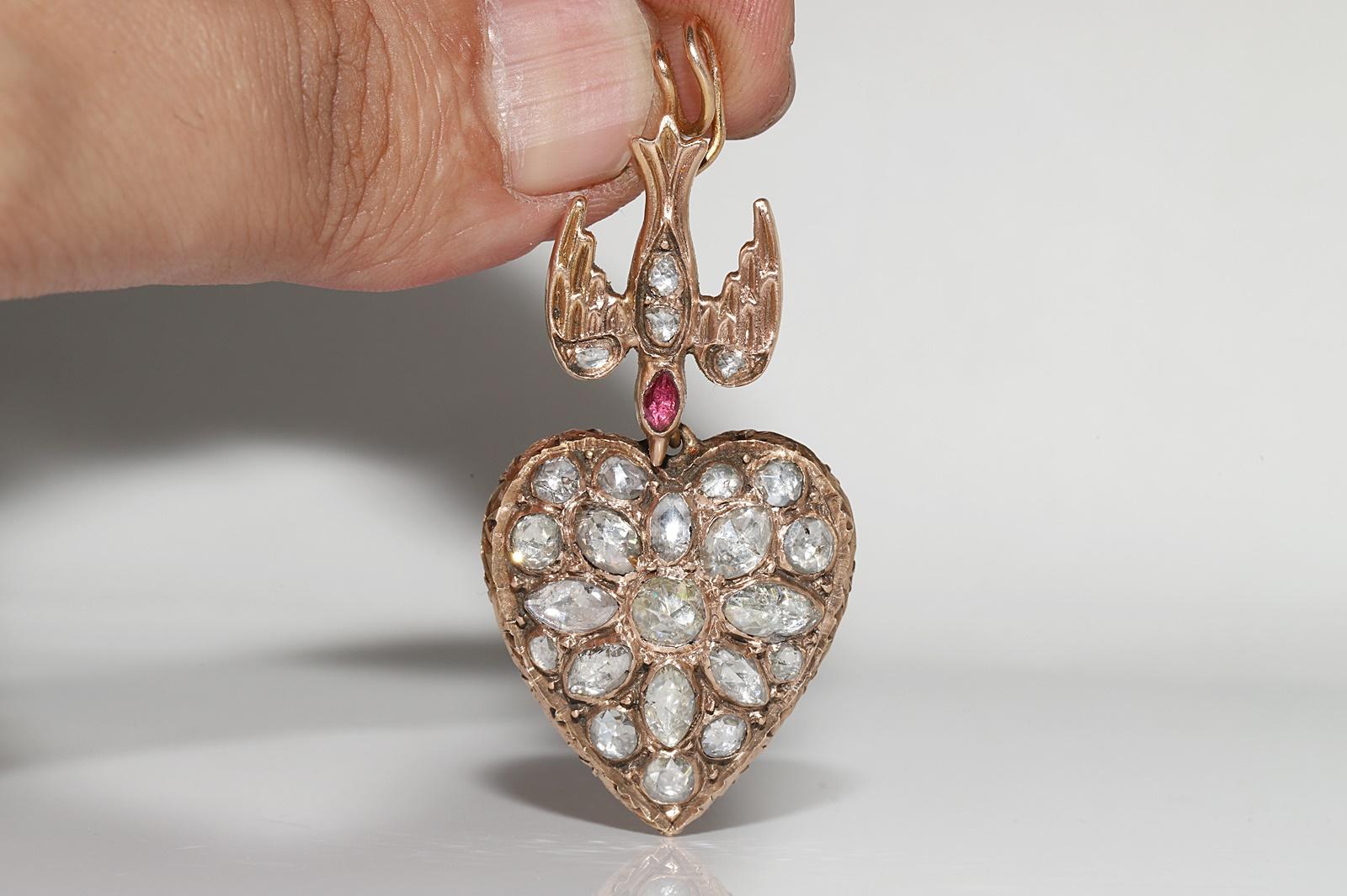 En muy buen estado.
El peso total es de 15,4 gramos.
Totalmente es diamante de unos 5 ct.
El diamante es de color G-H-I-K-L y claridad vs-s1-s2-s3-Pique 1.
Totalmente es rubí 0,12 ct.
Probado con ácido para ser oro auténtico de 12 quilates.
Ponte en