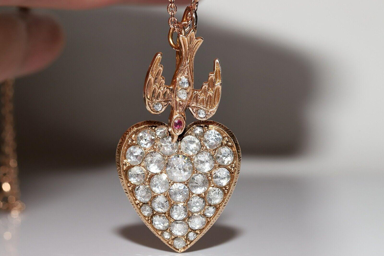 En très bon état.
Le poids total est de 19,6 grammes.
Le diamant est d'environ 5,50 carats.
Le diamant est de couleur G-H-I et de grade S1-S2.
Partie cœur en or 12k et partie chaîne en or 8k.
La longueur totale de la chaîne est de 45 cm.
N'hésitez