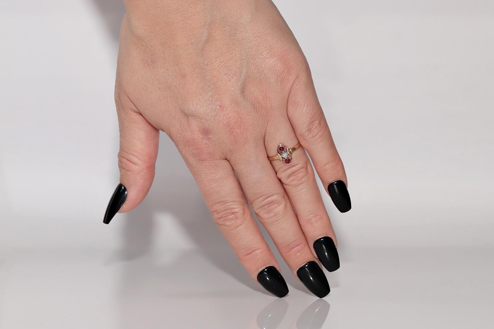 En très bon état.
Le poids total est de 1.5 grammes.
Totalement un diamant de 0,02 ct.
Le diamant est de couleur H et de pureté S1.
Totalement en rubis 0,26 ct.
La taille de la bague est de 7,5
Nous pouvons fabriquer n'importe quelle taille.
La