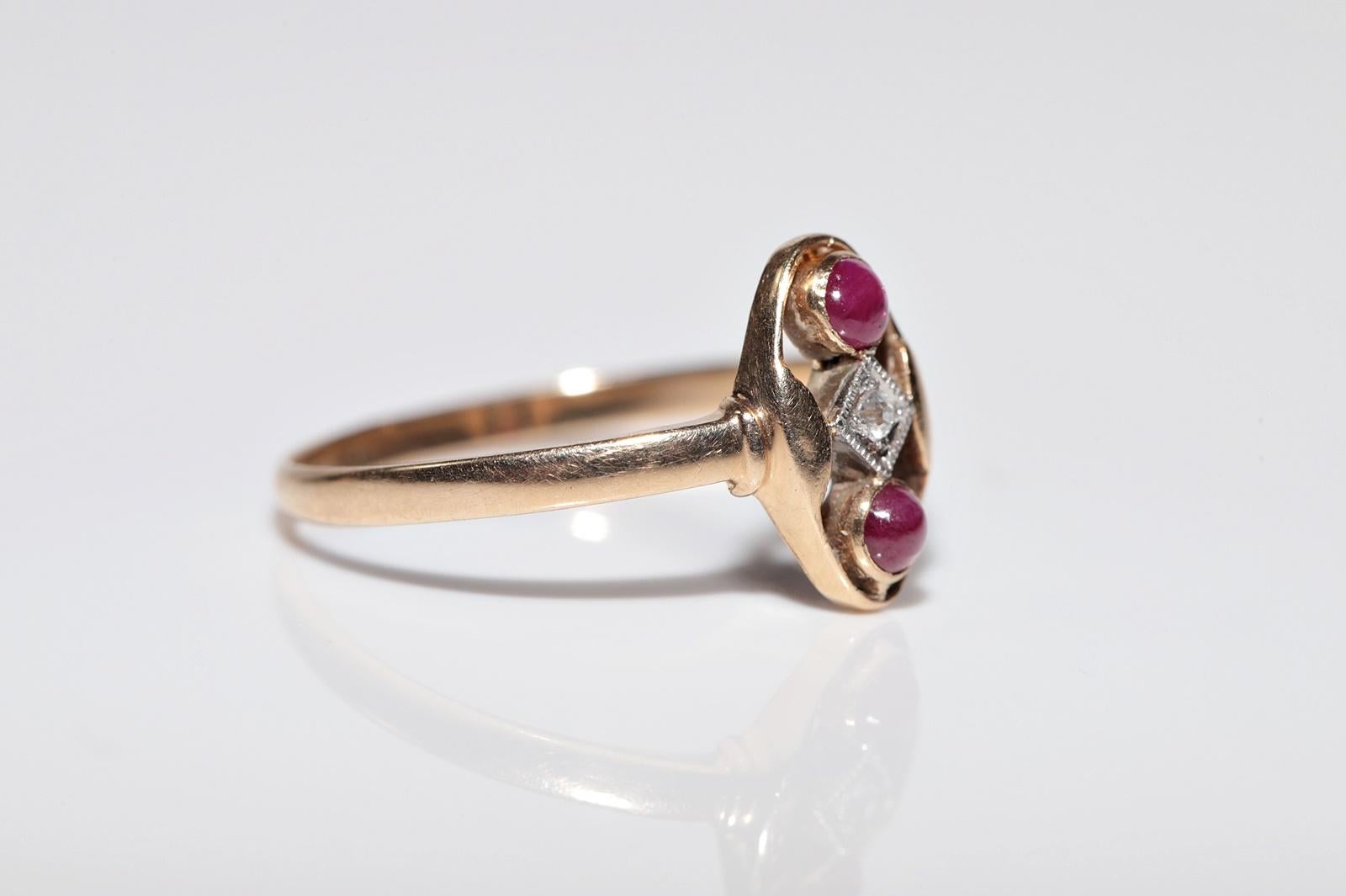 Bague ancienne datant des années 1900, en or 14 carats, diamant naturel et rubis taille cabochon en vente 3