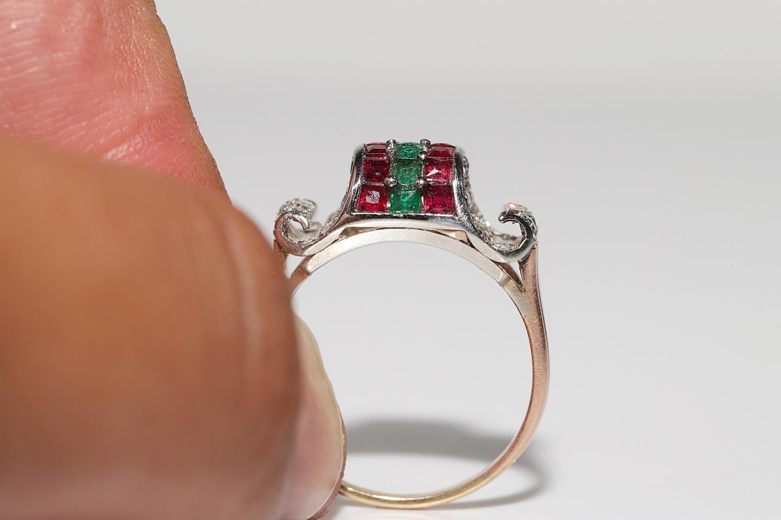 Bague ancienne datant des années 1900 en or 14 carats, diamant naturel et émeraude de taille calibrée en vente 5