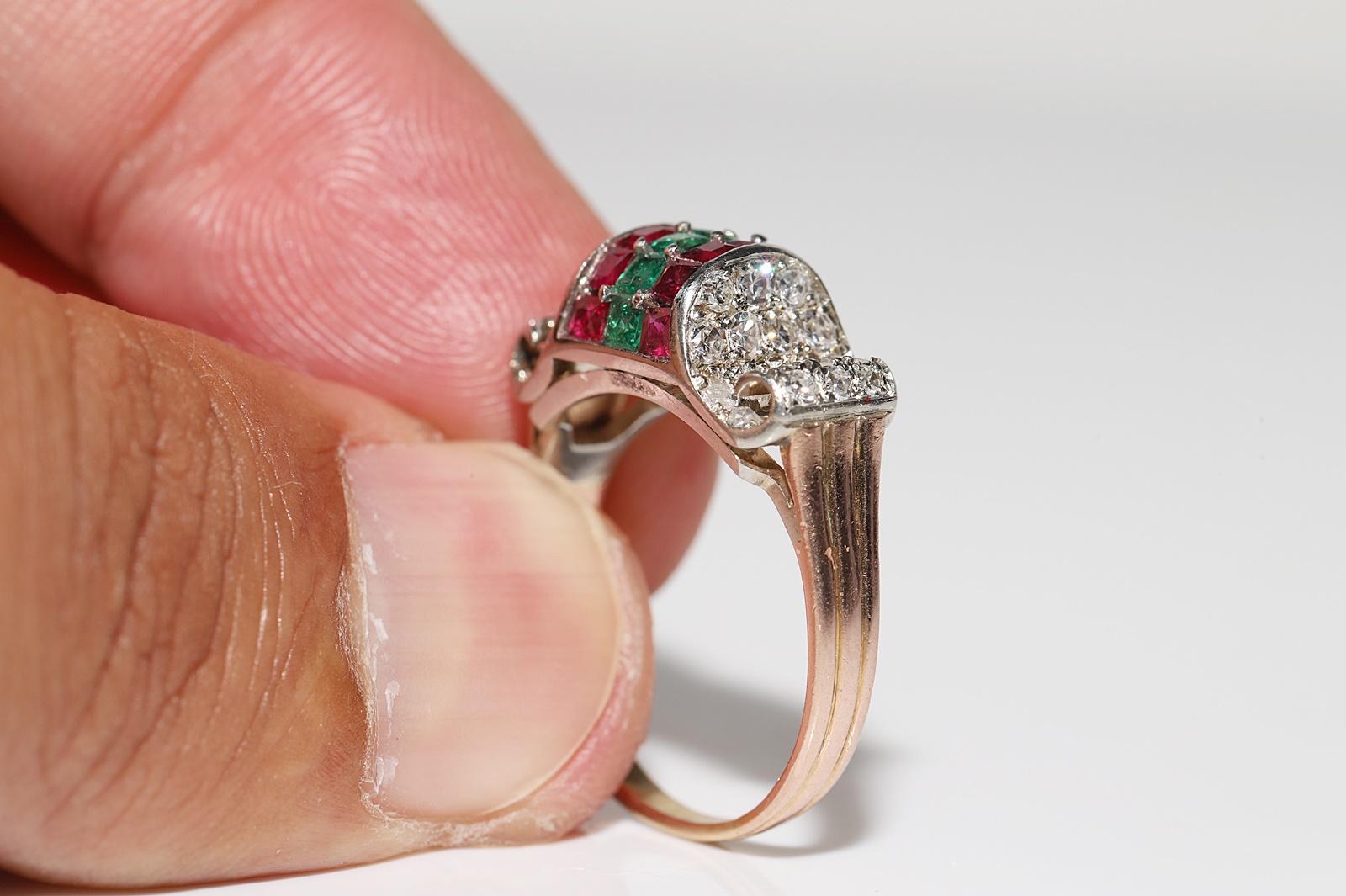 Bague ancienne datant des années 1900 en or 14 carats, diamant naturel et émeraude de taille calibrée en vente 6