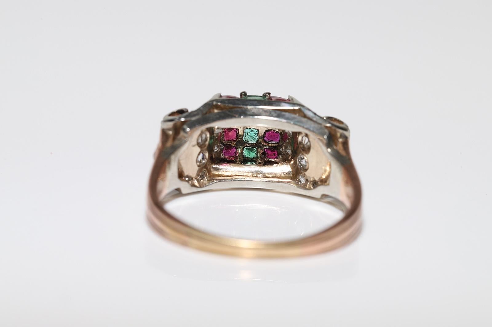 Bague ancienne datant des années 1900 en or 14 carats, diamant naturel et émeraude de taille calibrée en vente 7