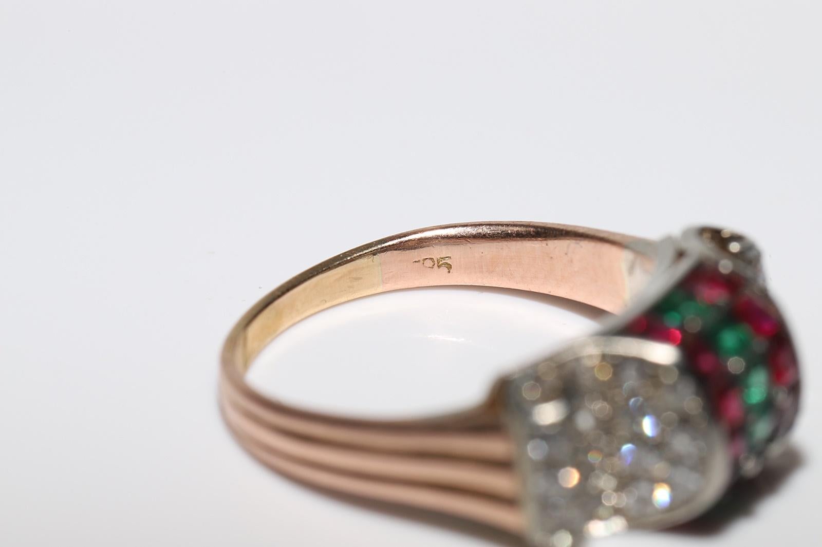 Bague ancienne datant des années 1900 en or 14 carats, diamant naturel et émeraude de taille calibrée en vente 8