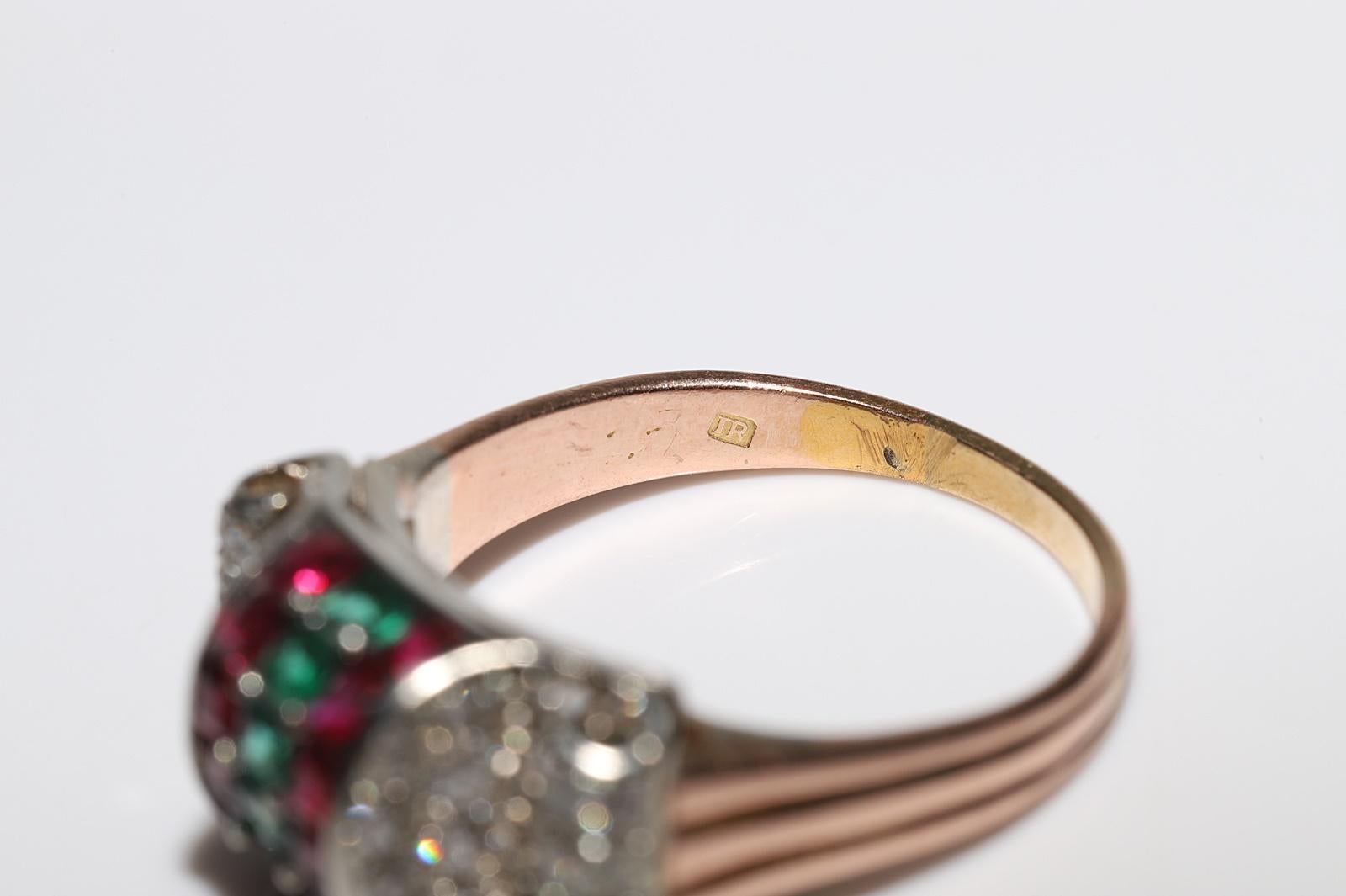 Bague ancienne datant des années 1900 en or 14 carats, diamant naturel et �émeraude de taille calibrée en vente 9