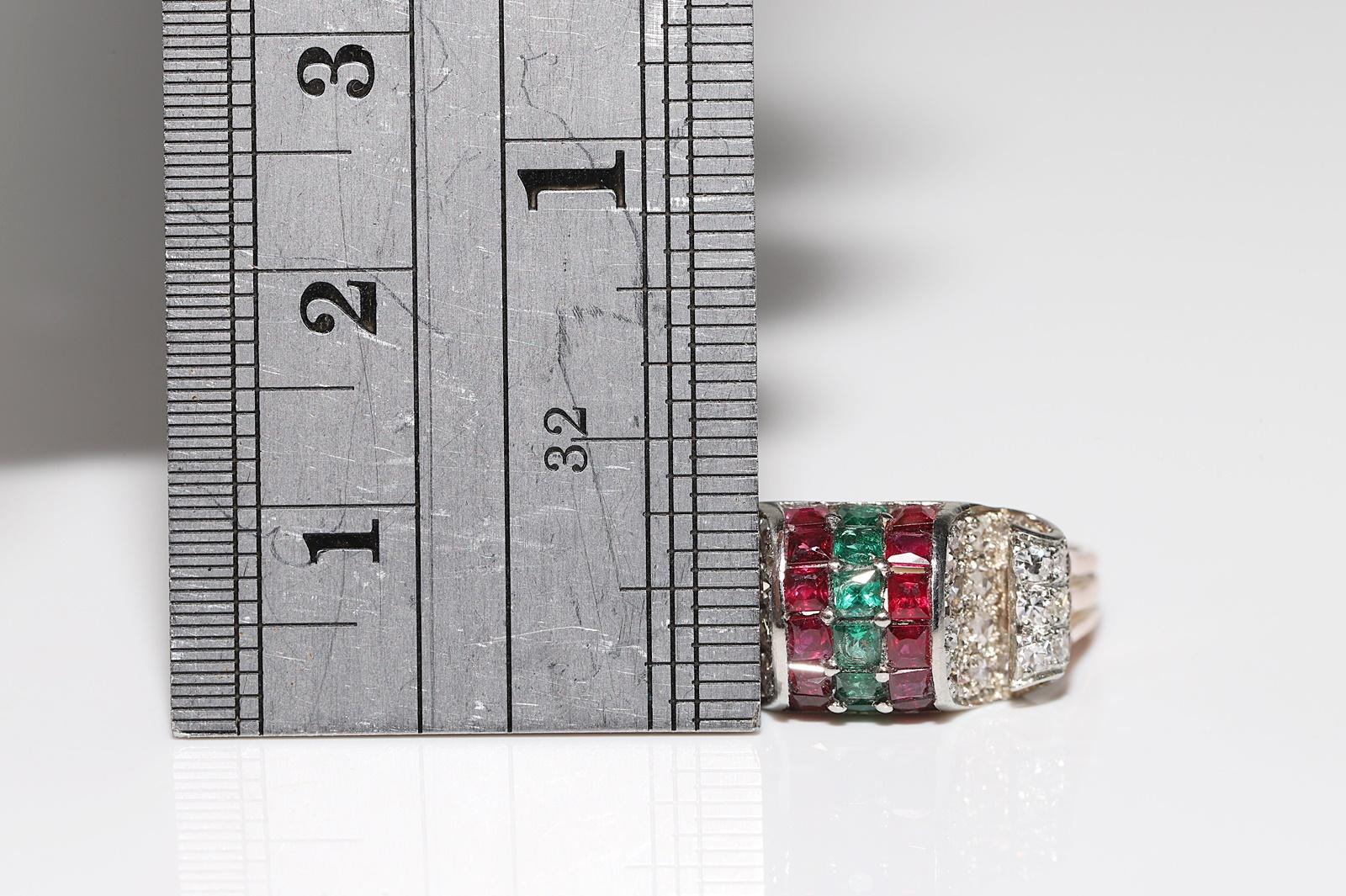 Bague ancienne datant des années 1900 en or 14 carats, diamant naturel et émeraude de taille calibrée en vente 11