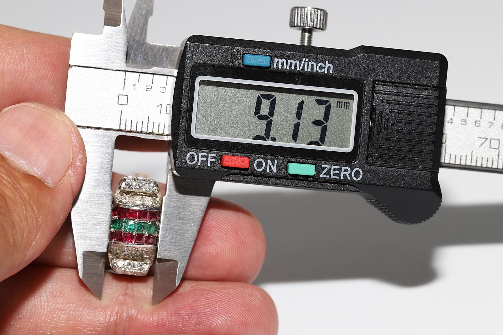 Bague ancienne datant des années 1900 en or 14 carats, diamant naturel et émeraude de taille calibrée en vente 12