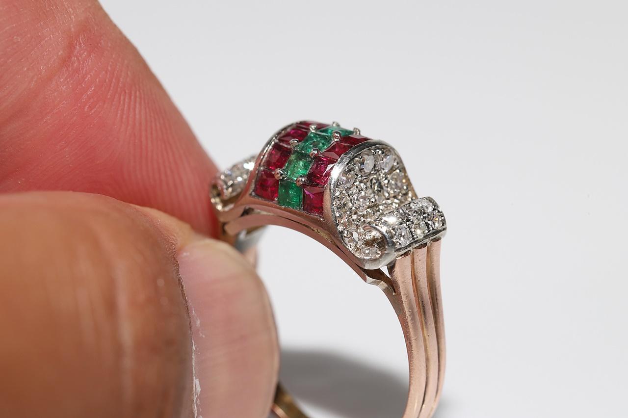 Bague ancienne datant des années 1900 en or 14 carats, diamant naturel et émeraude de taille calibrée en vente 13