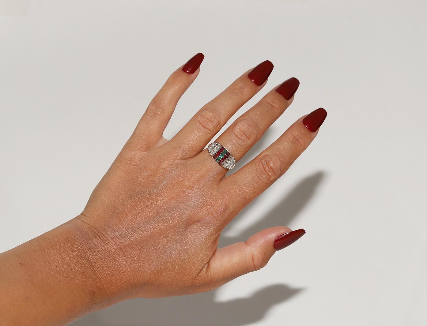 In sehr gutem Zustand.
Das Gesamtgewicht beträgt 4.1 Gramm.
Insgesamt ist Diamant 0,60 ct.
Insgesamt ist der Diamant im Rosenschliff 0.15 ct.
Der Diamant hat die Farbe H und die Reinheit vvs-vs-s1.
Insgesamt ist Smaragd 0,35 ct.
Insgesamt ist Rubin