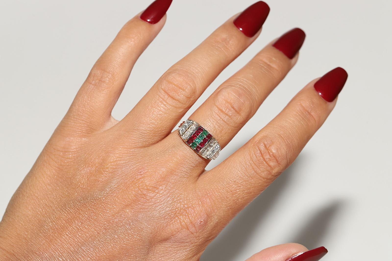 Antiker Ring aus 14 Karat Gold mit natürlichem Diamanten und Smaragd im Kaliberschliff, Rubin, um 1900 (Viktorianisch) im Angebot