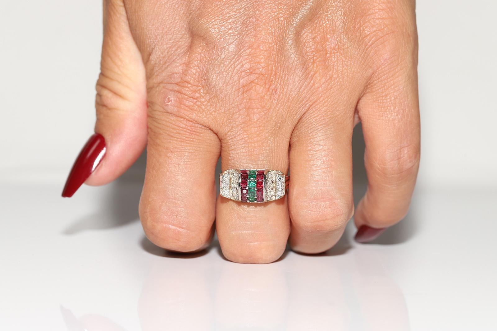 Taille brillant Bague ancienne datant des ann�ées 1900 en or 14 carats, diamant naturel et émeraude de taille calibrée en vente