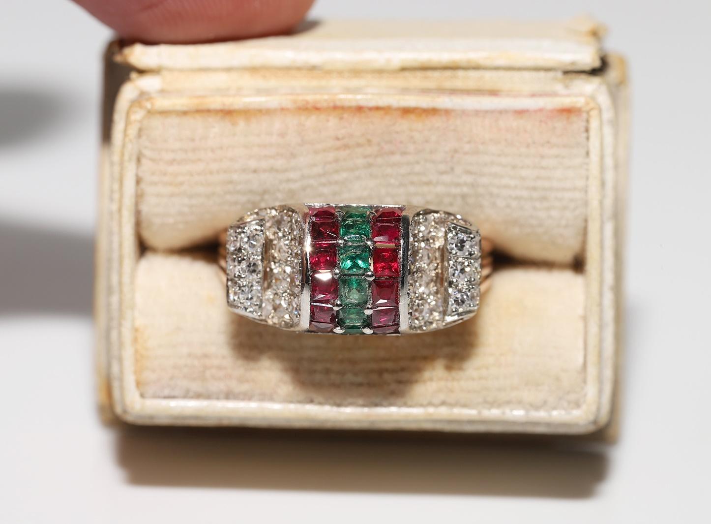 Bague ancienne datant des années 1900 en or 14 carats, diamant naturel et émeraude de taille calibrée en vente 1