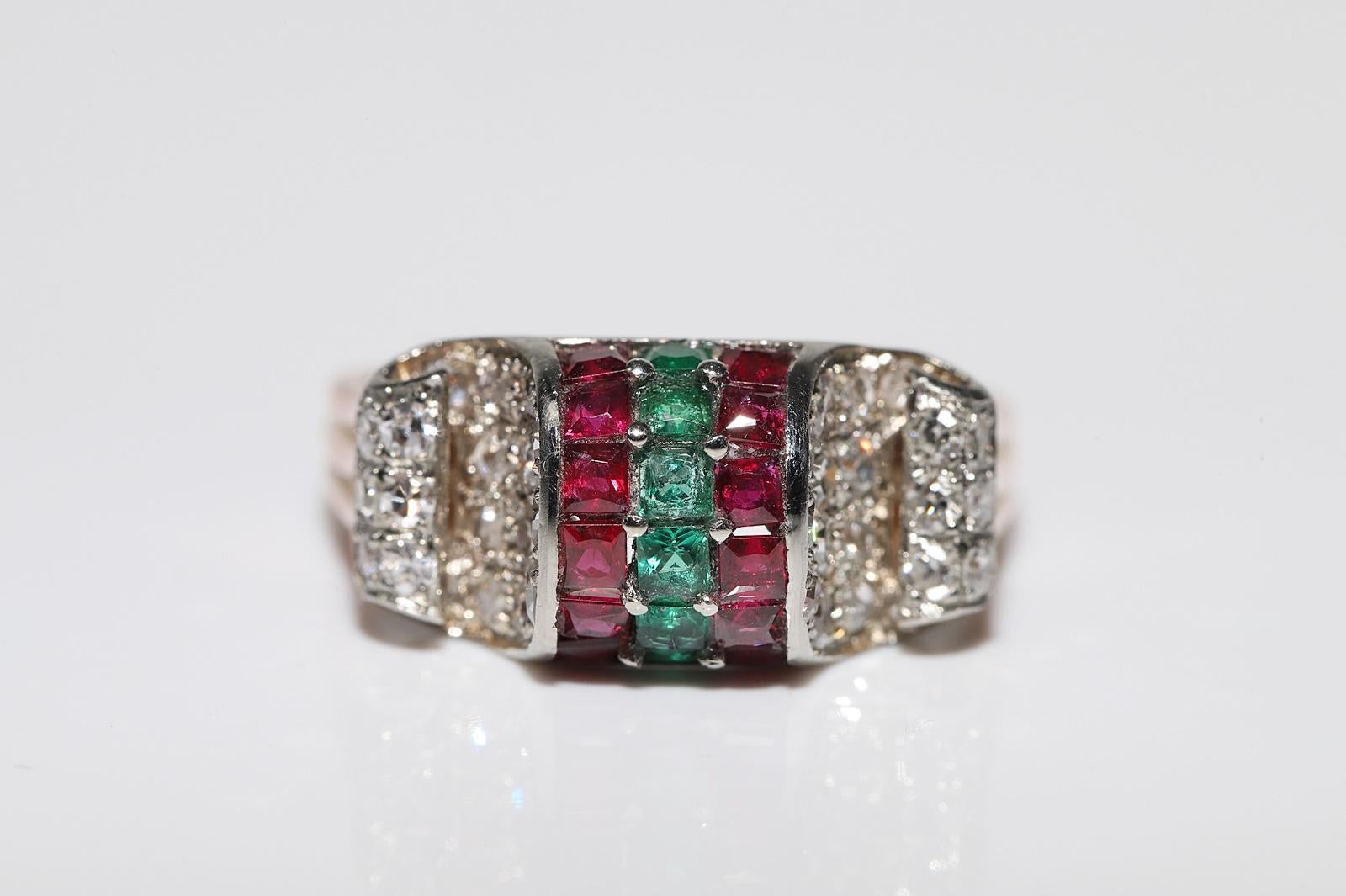 Bague ancienne datant des années 1900 en or 14 carats, diamant naturel et émeraude de taille calibrée en vente 2