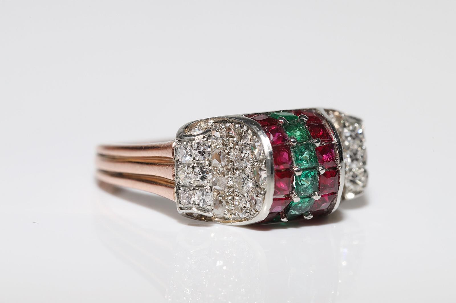 Bague ancienne datant des années 1900 en or 14 carats, diamant naturel et émeraude de taille calibrée en vente 3