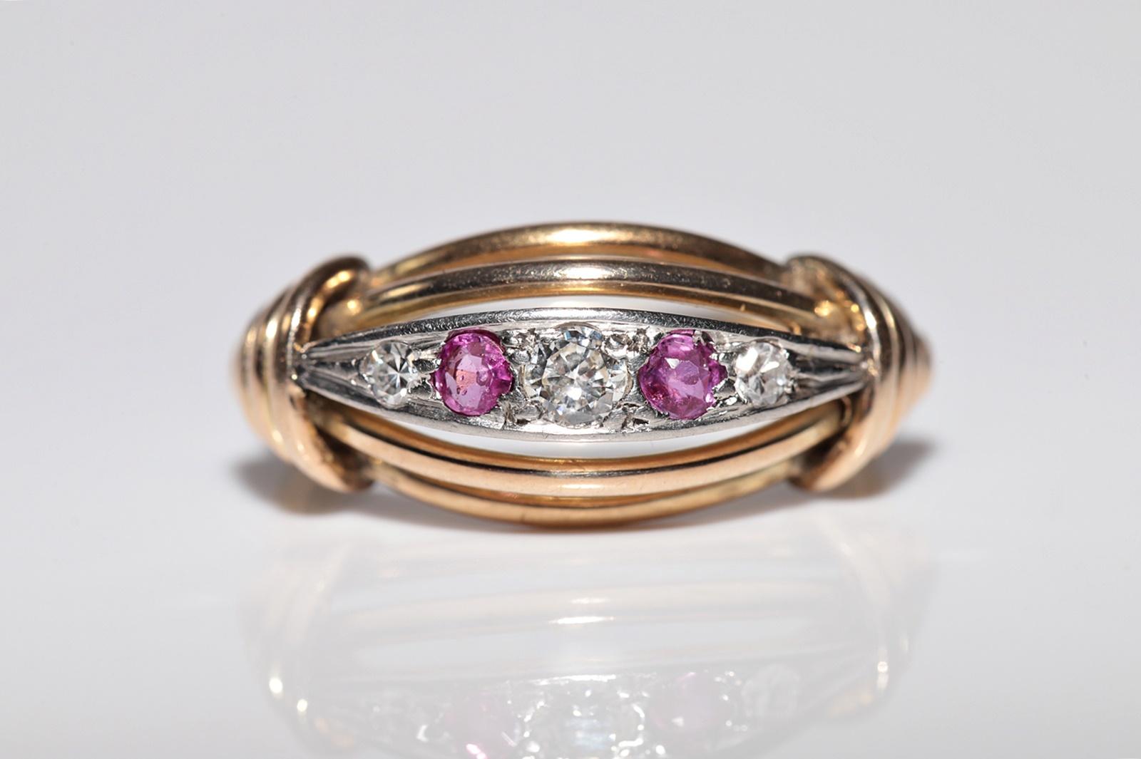 En très bon état.
Le poids total est de 3.8 grammes.
Au total, un diamant de 0,20 ct.
Le diamant est de couleur H et de pureté VVS.
Totalement en rubis 0.17 ct.
La taille de la bague est de 6.7
Nous pouvons fabriquer n'importe quelle taille.
La