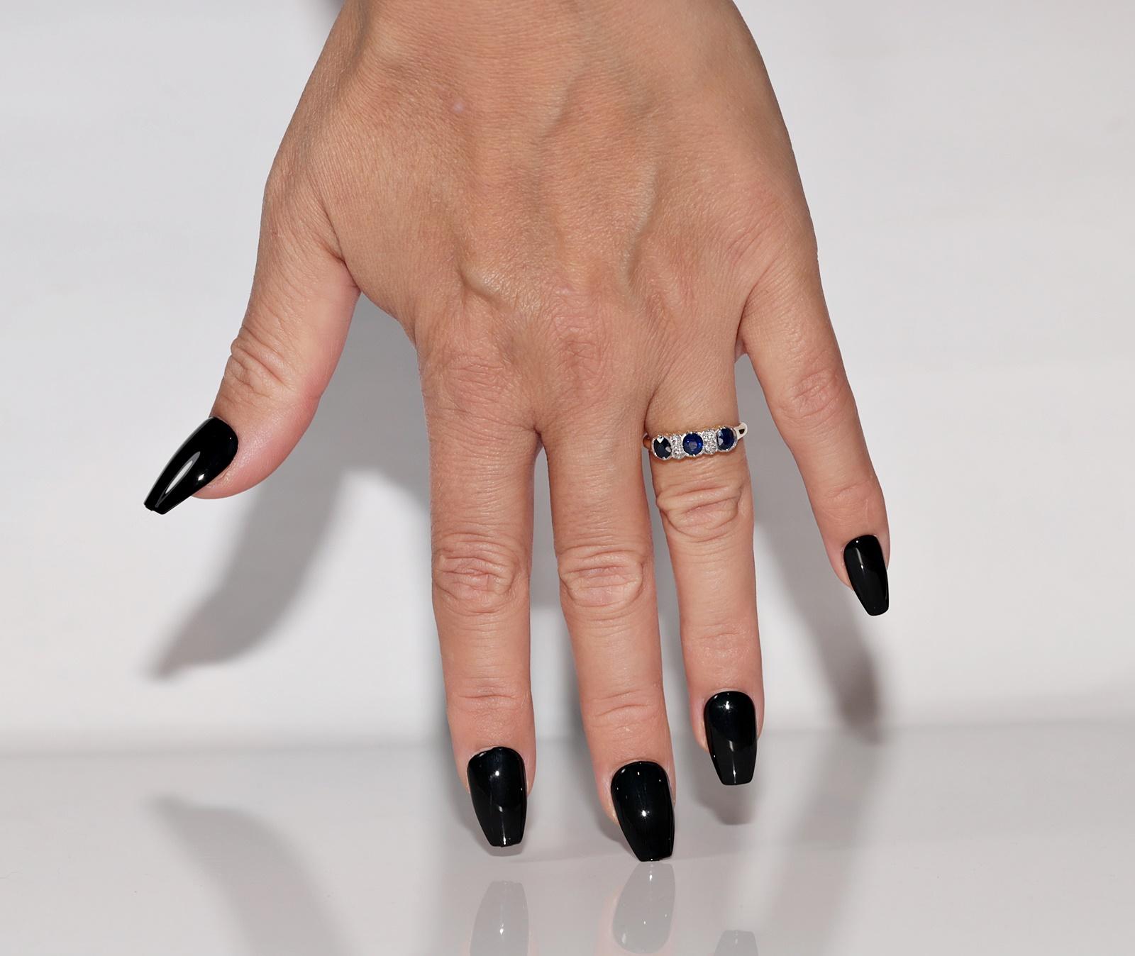 Bague ancienne en or 14k Circa 1900 ornée de diamants naturels et de saphirs en vente 7