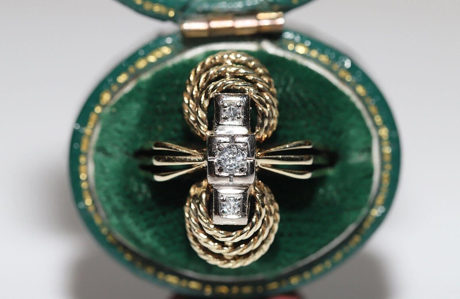 En très bon état.
Le poids total est de 5,7 grammes.
Totalement est diamant 0.15 carat...
Le diamant est de couleur G-H et de pureté vs-s1.
La taille de la bague est de 6,6
Nous pouvons fabriquer n'importe quelle taille.  
La boîte n'est pas