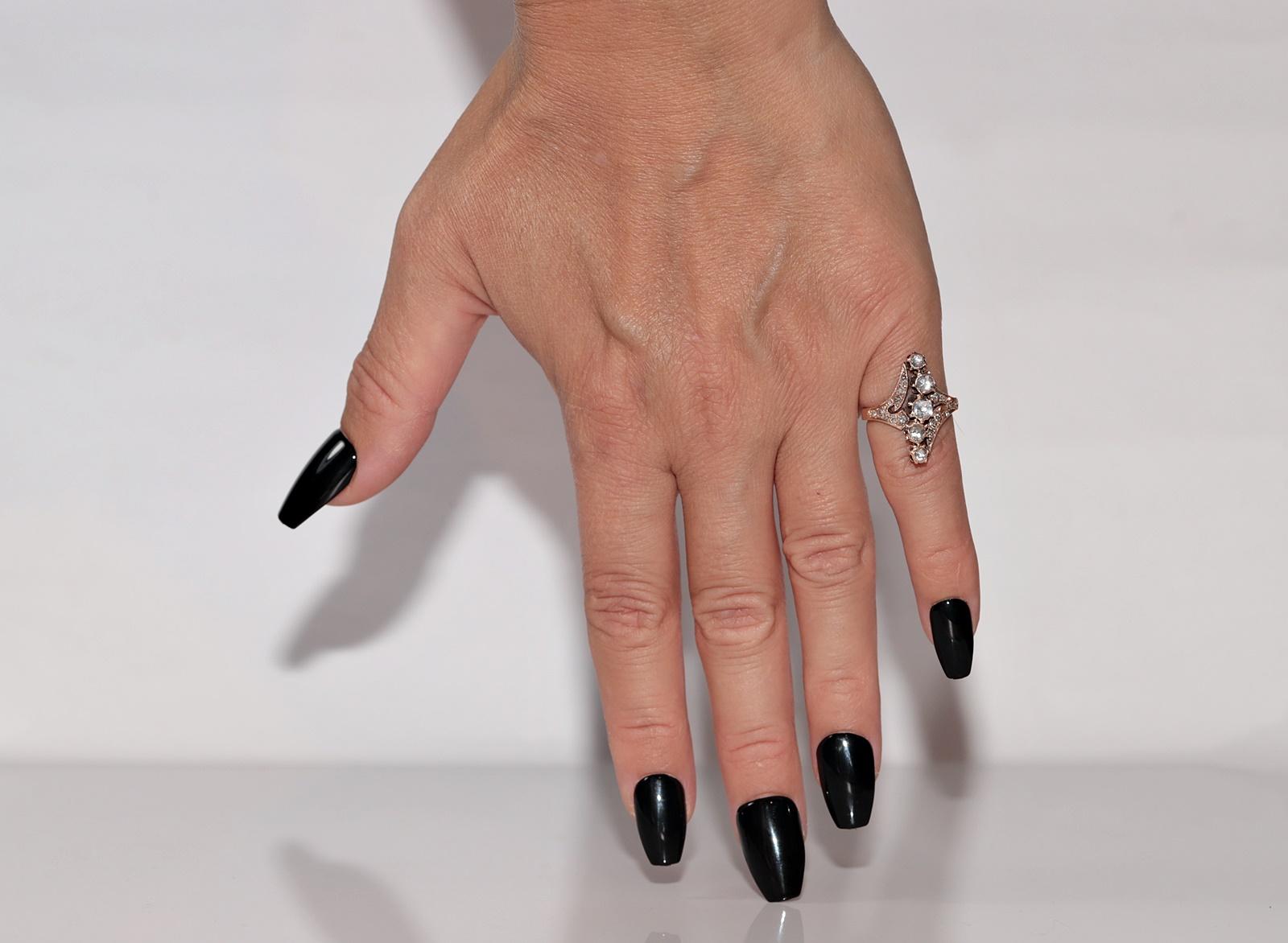 In ottime condizioni.
Il peso totale è di 3.5 grammi.
Totalmente è un diamante taglio rosa da 0,40 ct.
Totalmente è un diamante a taglio brillante laterale da 0.25 ct.
La misura dell'anello è US 5
Possiamo realizzare qualsiasi dimensione.
La scatola