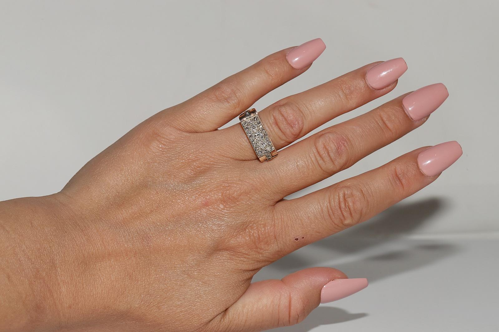En muy buen estado.
El peso total es de 6,4 gramos.
Totalmente es diamante talla rosa 0,40 ct.
Totalmente es diamante talla brillante 0,40 ct.
El diamante de talla brillante es de color H-I y claridad s1-s2.
La talla del anillo es US 7.2
Podemos