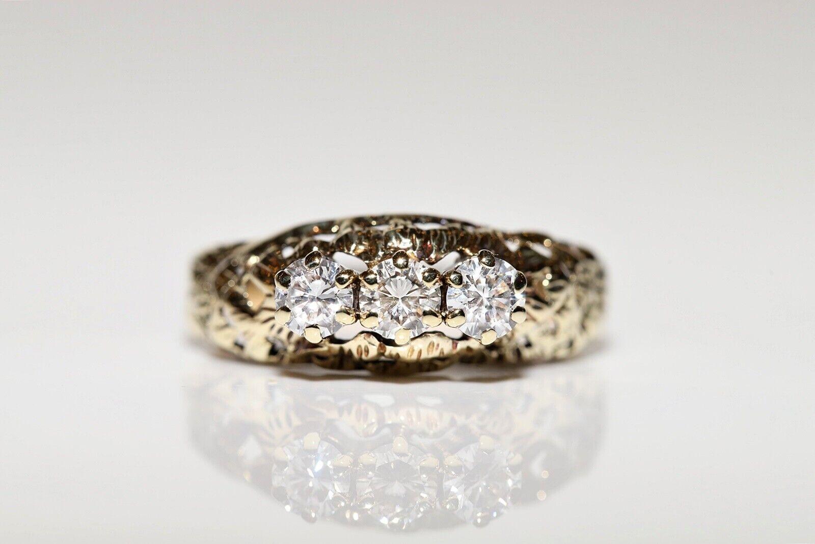 En très bon état.
Le poids total est de 3 grammes.
Le diamant est d'environ 0,60 carat.
Le diamant est a  Couleur G-H et clarté vvs-vs.
La taille de la bague est US 7.5 (nous offrons un redimensionnement gratuit)
Nous pouvons fabriquer n'importe