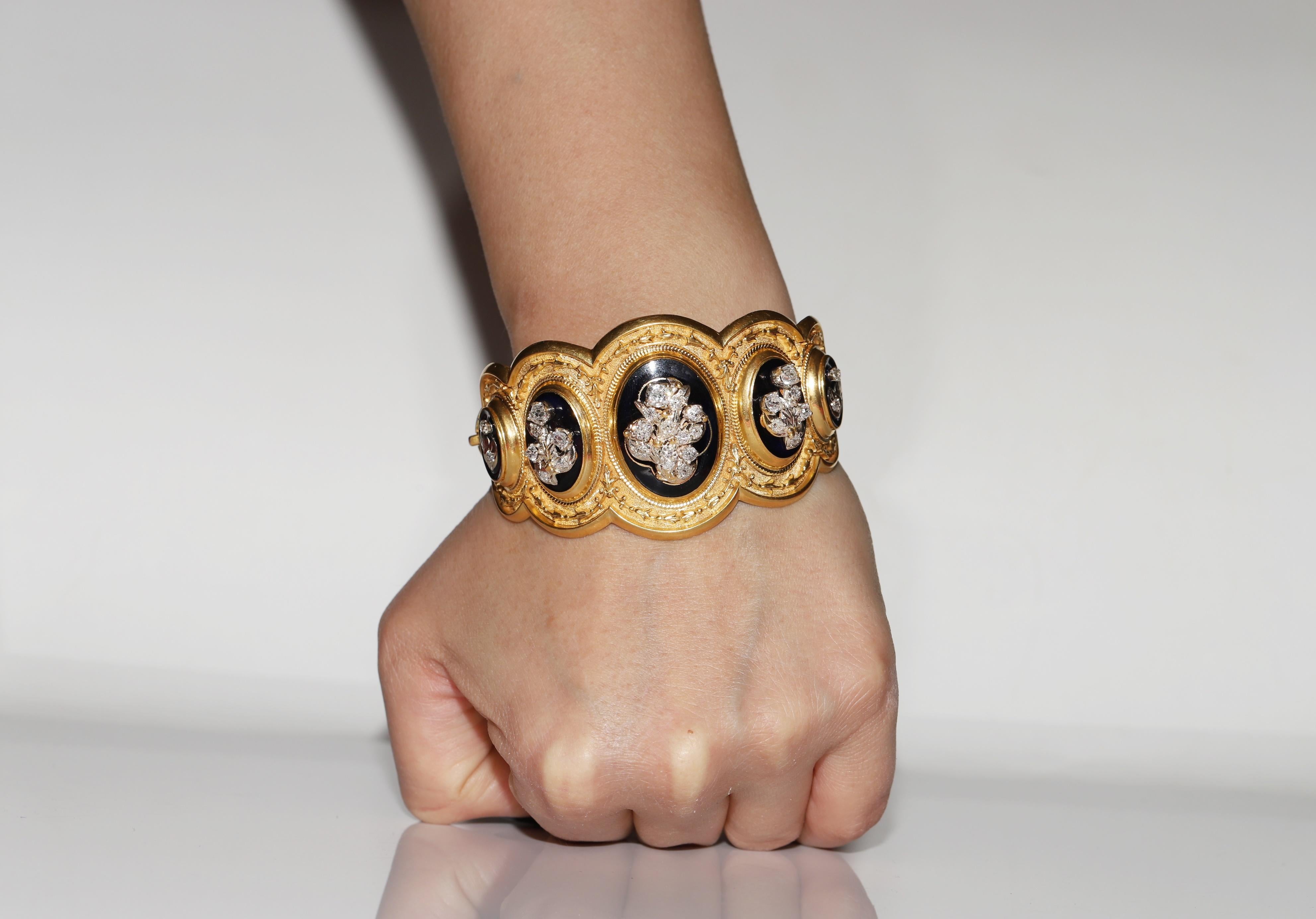 Bracelet ancien des années 1900 en or 14 carats, orné de diamants naturels taille ancienne et d'émail en vente 11