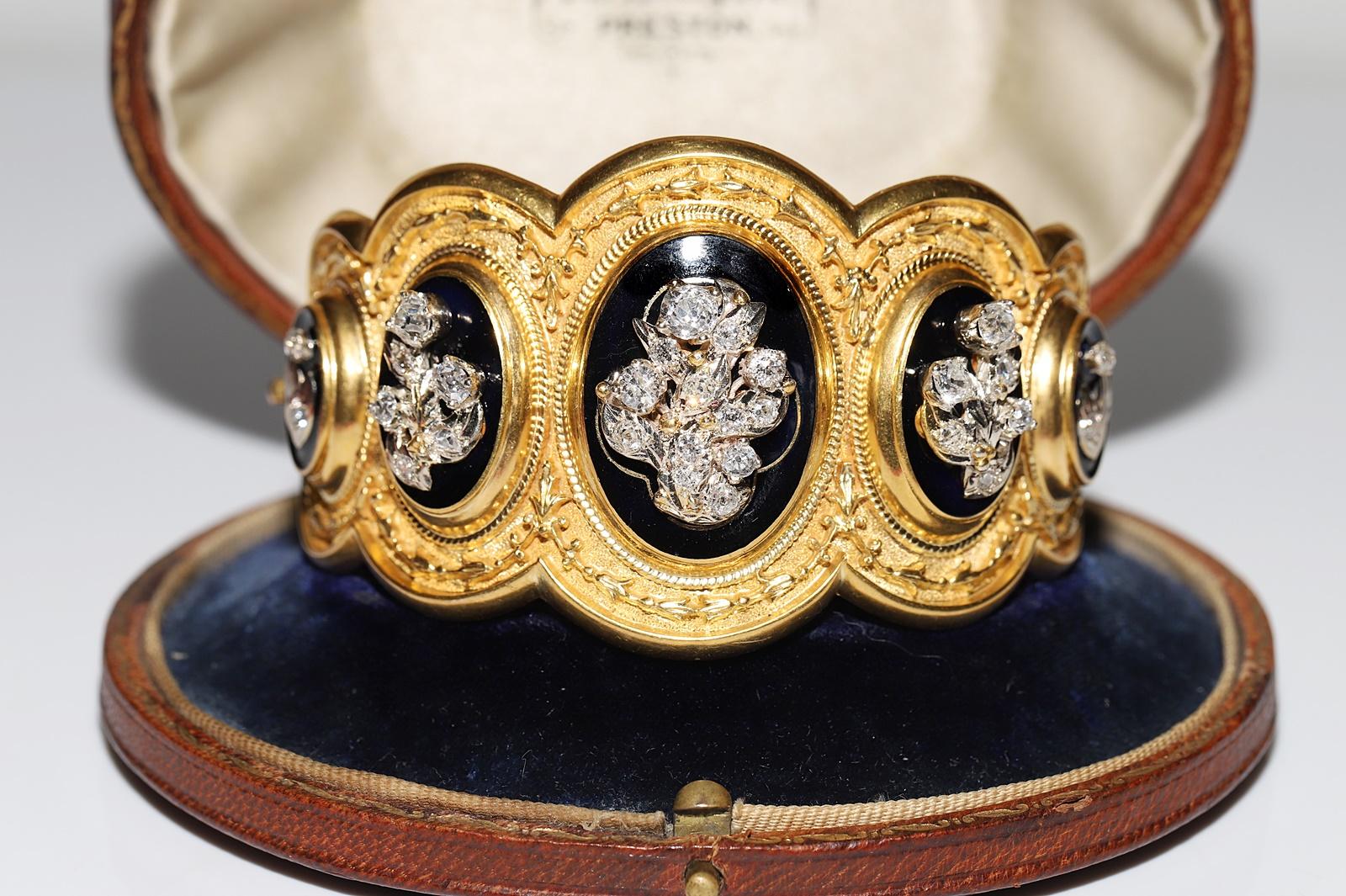 En très bon état.
Poids total 73 grammes.
La valeur totale du diamant est de 3,21 ct.
Le diamant est de couleur G-H-I et de pureté S1-S2.
Testé à l'acide pour vérifier qu'il s'agit bien d'or véritable 14k.
La boîte n'est pas incluse.
N'hésitez pas à