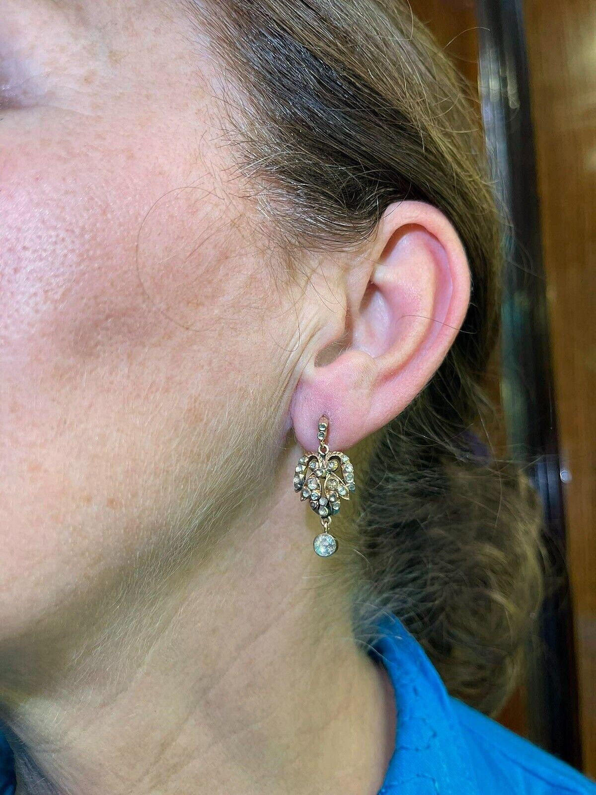 Antiguo Circa 1900s Oro 14k Diamante natural talla rosa decorado Pendiente de gota en venta 7