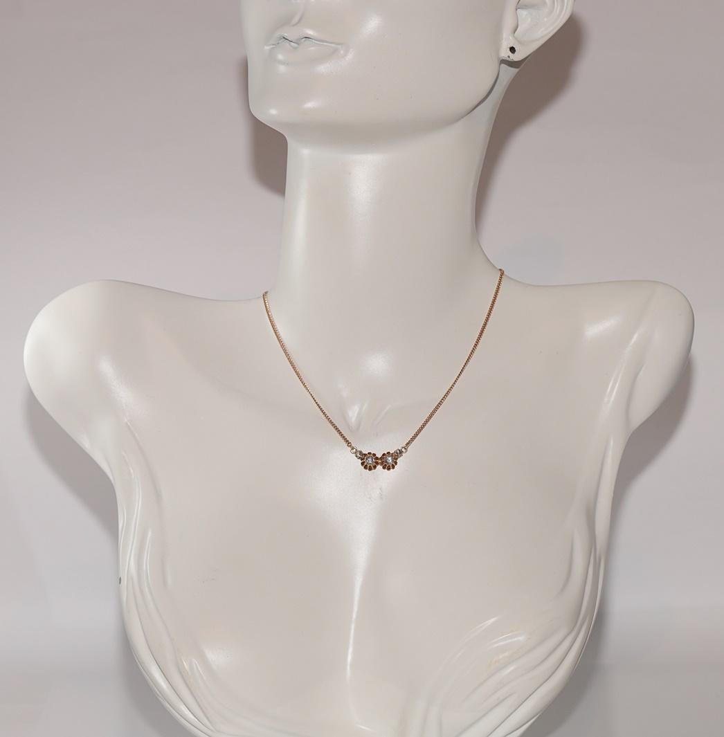 En très bon état.
Le poids total est de 4.9 grammes.
Totalement, le diamant est taillé en rose et mesure 0,48 ct.
Le diamant est a  Couleur I et pureté s1-s2.
La longueur totale de la chaîne est de 42 cm.
N'hésitez pas à nous contacter pour toute