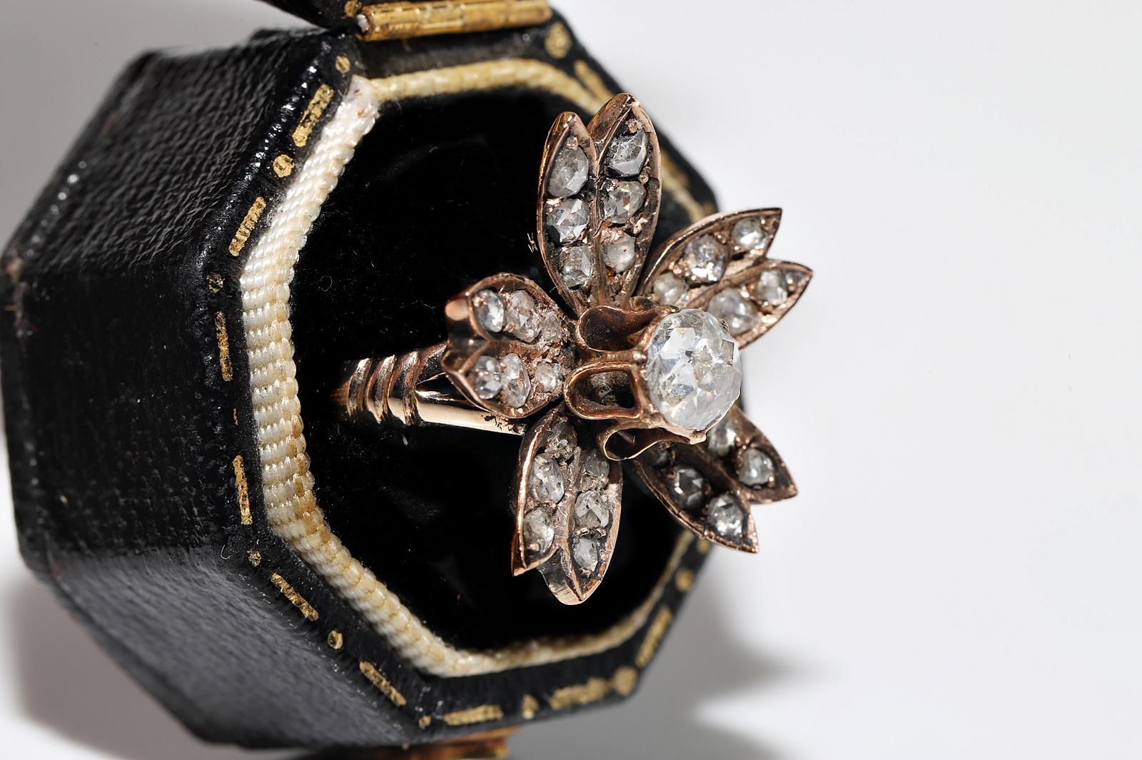 En très bon état.
Le poids total est de 5.2 grammes.
Le diamant est de 0,75 ct.
Le diamant est de couleur H-I-J-K et de pureté s1-s2-s3-Pique1-2.
La taille de la bague est de 6 US
La poignée de l'anneau a été refaite.
La boîte n'est pas