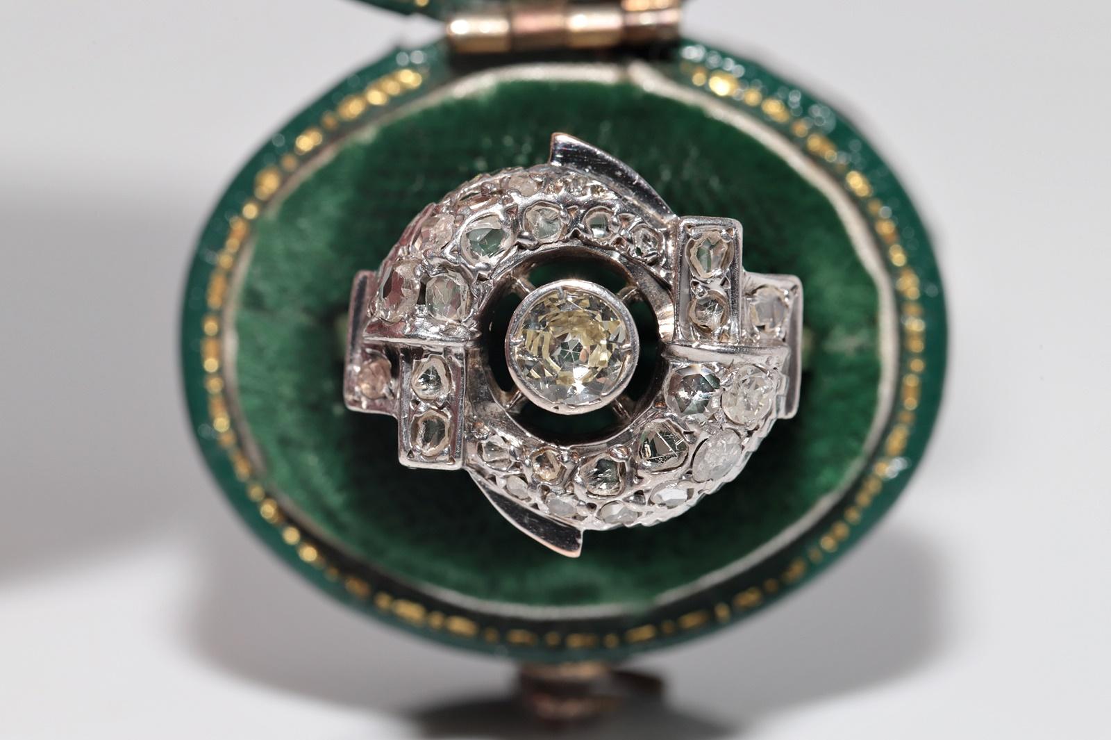 En très bon état.
Le poids total est de 5 grammes.
Le diamant principal de taille ancienne est de 0,30 ct.
Le diamant principal de taille ancienne est de couleur jaune clair et de pureté vvs1.
Le diamant taillé en rose de 0.45 ct est totalement