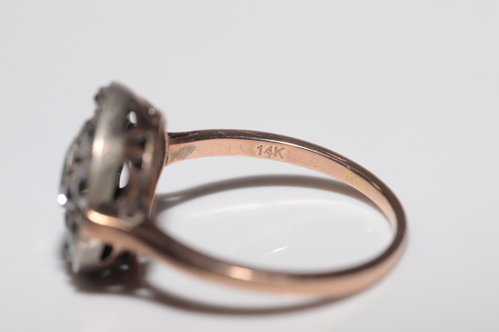 Anillo Antiguo Circa 1900s Oro 14k Plata Superior Diamante Natural Talla Antigua Y Esmeralda en venta 8