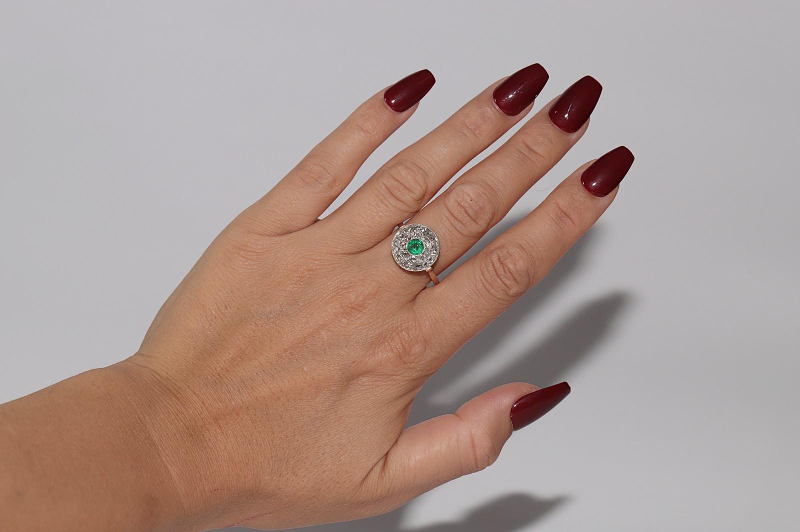 En muy buen estado.
El peso total es de 3,9 gramos.
Totalmente es diamante 1,90 ct.
El diamante es de color G-H-I-J-K y claridad s1-s2-s3.
Totalmente esmeralda 0,50 ct.
La talla del anillo es US 8.8
Podemos fabricar cualquier tamaño.
La caja no está