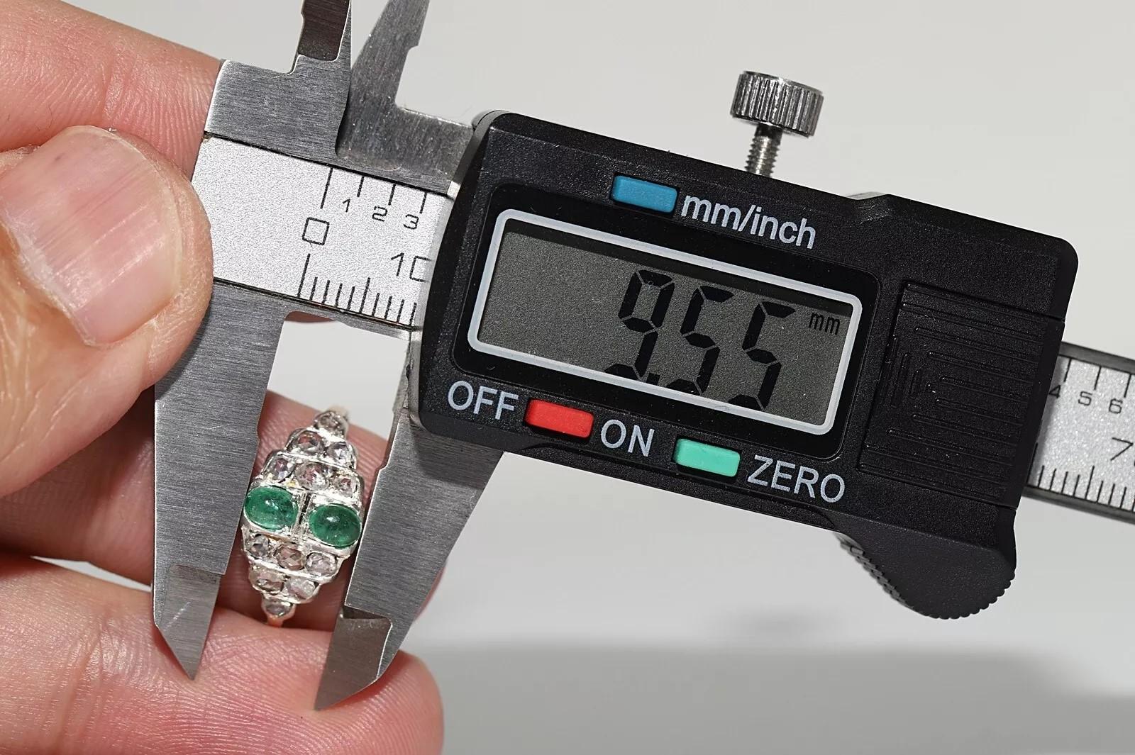 Bague ancienne datant des années 1900, or 14 carats, argent, diamants naturels taille rose et émeraude en vente 5