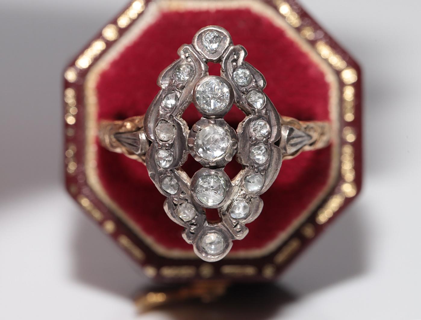 En très bon état.
Le poids total est de 7,6 grammes.
Le diamant est de 0,78 ct.
Le diamant est de couleur H-I-J et de pureté s1-s2-s3.
La taille de la bague est de 9.5
Nous pouvons fabriquer n'importe quelle taille.
La boîte n'est pas