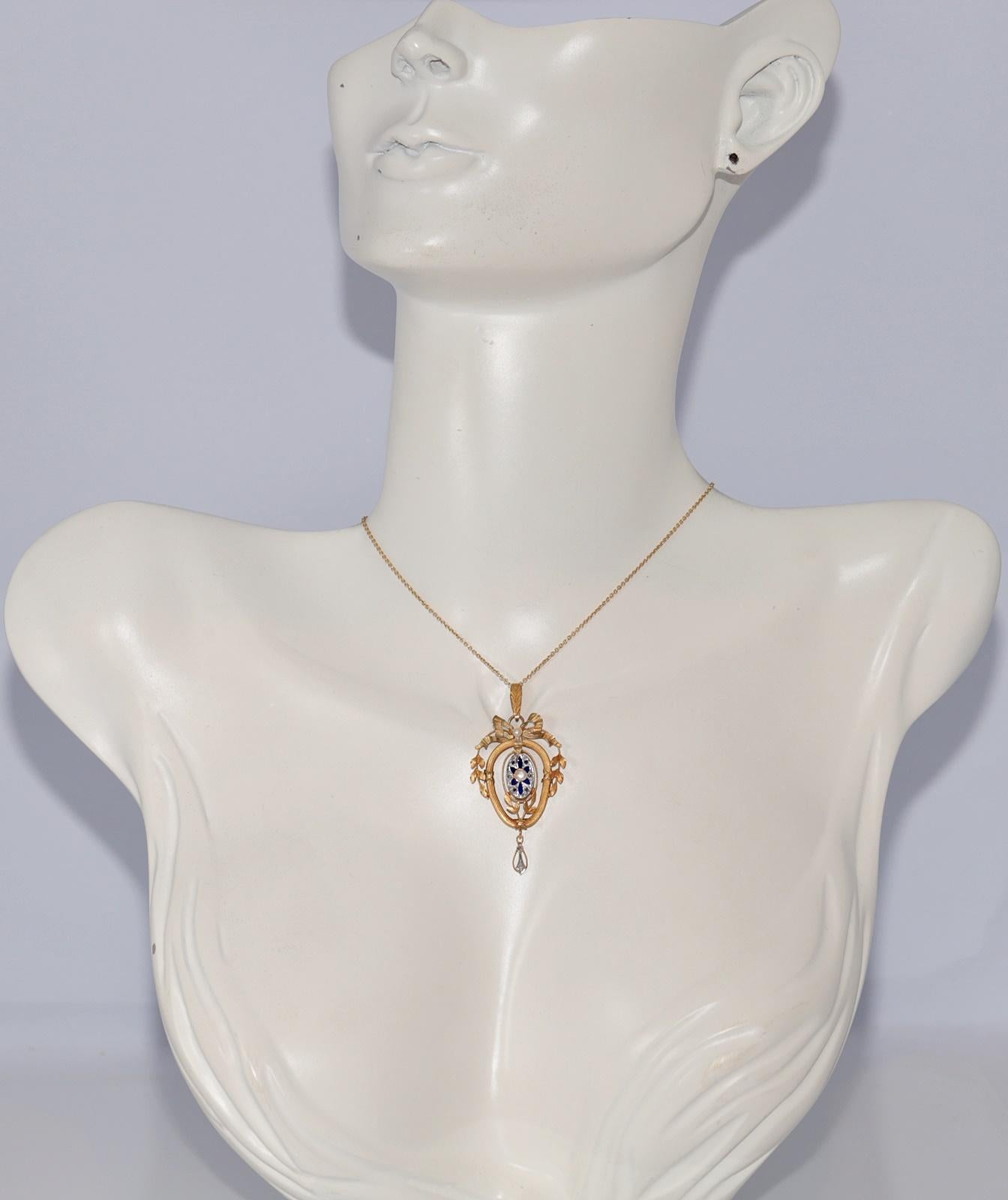 In ottime condizioni.
Il peso totale è di 5,1 grammi.
La lunghezza totale della catena è di 42 cm.
Per qualsiasi domanda, contattaci.