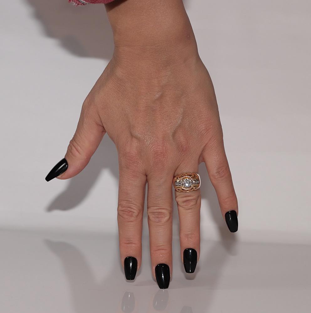 In ottime condizioni.
Il peso totale �è di 9,3 grammi.
Il diamante principale è di tipo antico da 0.57 carati.
Totalmente è un diamante laterale di 0,08 carati.
Il diamante ha generalmente un colore H e una purezza s1.
La misura dell'anello è US